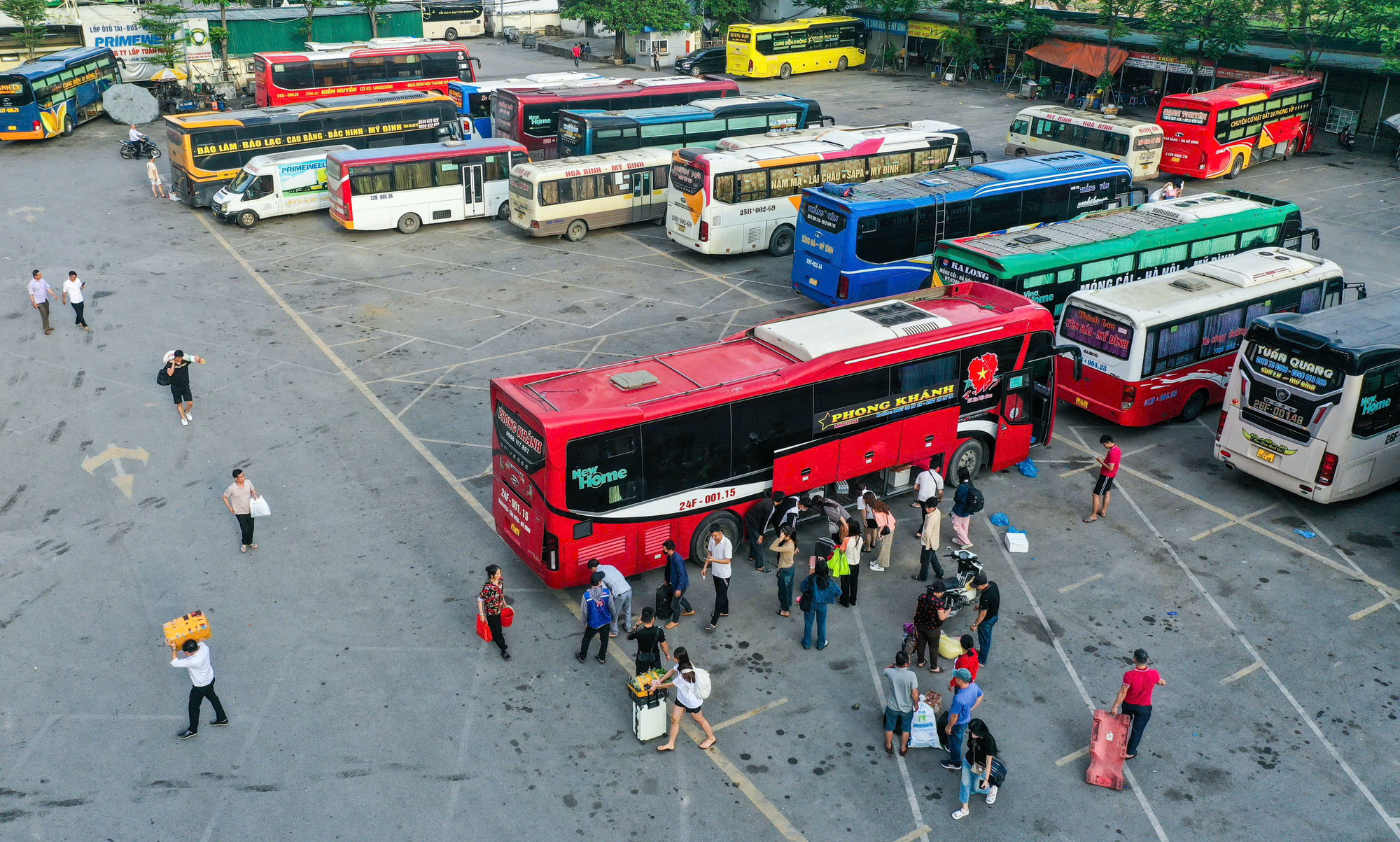 Nhìn từ trên cao, có thể thấy khu vực bên trong bến khá thưa xe.