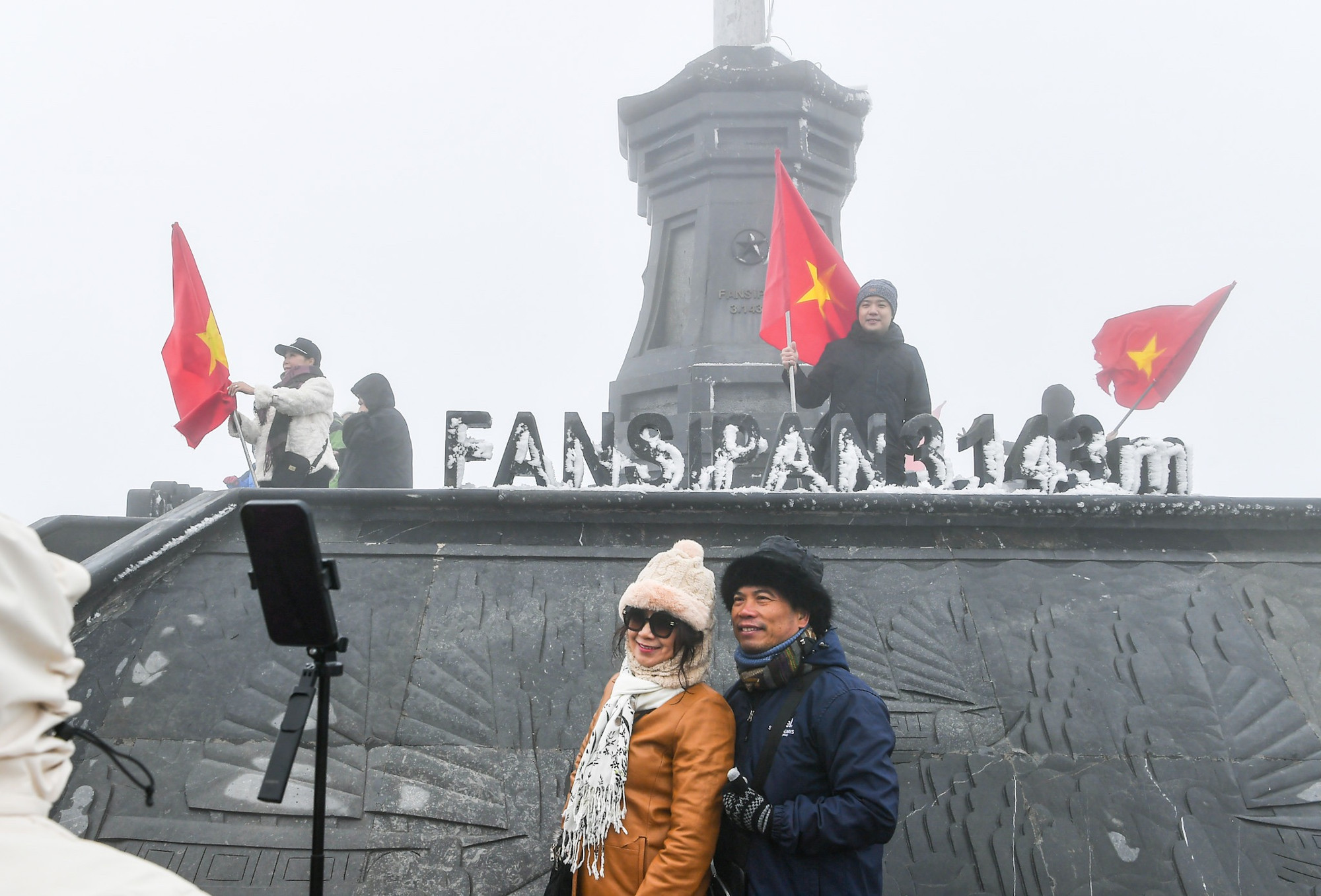 So với ngày hôm trước, lượng tuyết rơi đã nhiều hơn, tạo nên một khung cảnh ngỡ ngàng ngay trên nóc nhà Đông Dương.