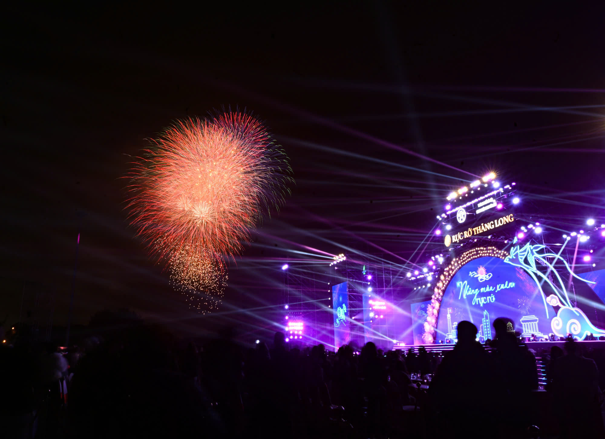 Tại sân vận động Mỹ Đình, đúng 0 giờ mùng Một Tết, những chùm pháo hoa rực rỡ cũng được "vẽ lên" trên nền trời đêm tại chương trình Rực rỡ Thăng Long.