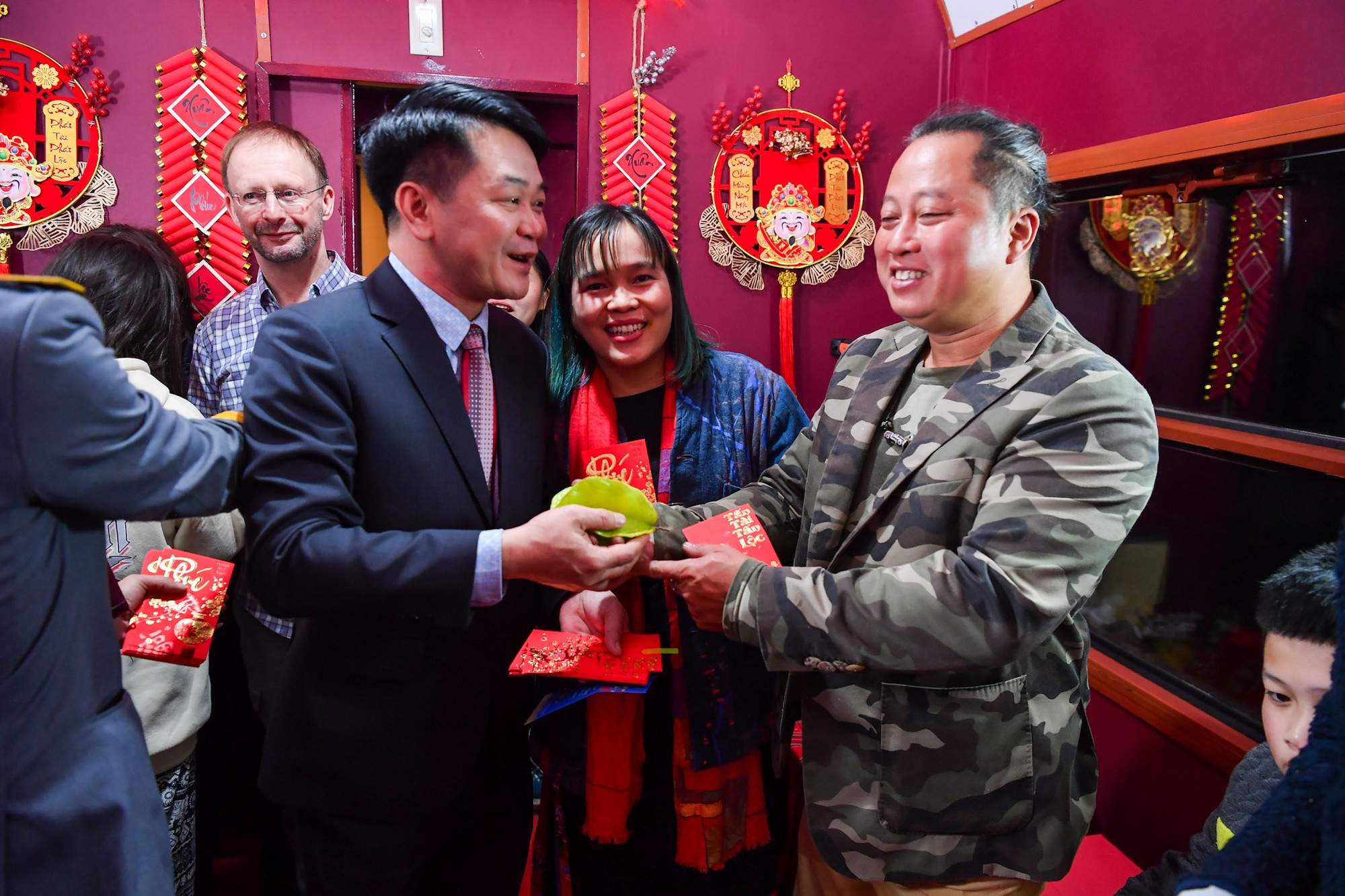 Tổ tàu cũng chuẩn bị những món quà đầu năm ý nghĩa tới các hành khách đi tàu.