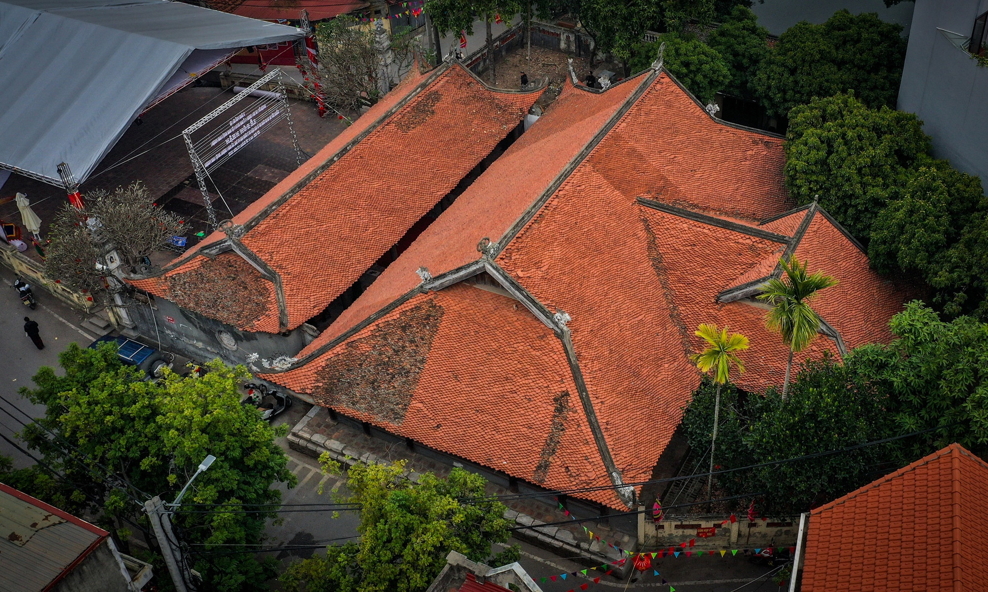 Đình Đại Phùng thuộc thôn Đại Phùng, xã Đan Phượng, huyện Đan Phượng, thành phố Hà Nội là một trong những ngôi đình cổ, có quy mô lớn ở Việt Nam. Đình Đại Phùng được xây dựng vào nửa cuối thế kỷ XVII. Ngôi đình thờ Đức Thánh Tích Lịch Hỏa Quang Thượng đẳng thần và tướng quân Vũ Hùng, người có công dẹp giặc dưới thời nhà Trần ở thế kỷ XIV. Đình Đại Phùng thuộc thôn Đại Phùng, xã Đan Phượng, huyện Đan Phượng, thành phố Hà Nội là một trong những ngôi đình cổ, có quy mô lớn ở Việt Nam. Đình Đại Phùng được xây dựng vào nửa cuối thế kỷ XVII. Ngôi đình thờ Đức Thánh Tích Lịch Hỏa Quang Thượng đẳng thần và tướng quân Vũ Hùng, người có công dẹp giặc dưới thời nhà Trần ở thế kỷ XIV.