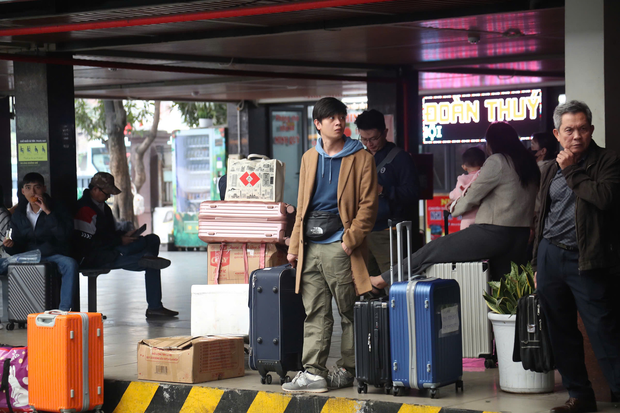 Lỉnh kỉnh hành lý về lại Thủ đô... Lỉnh kỉnh hành lý về lại Thủ đô...