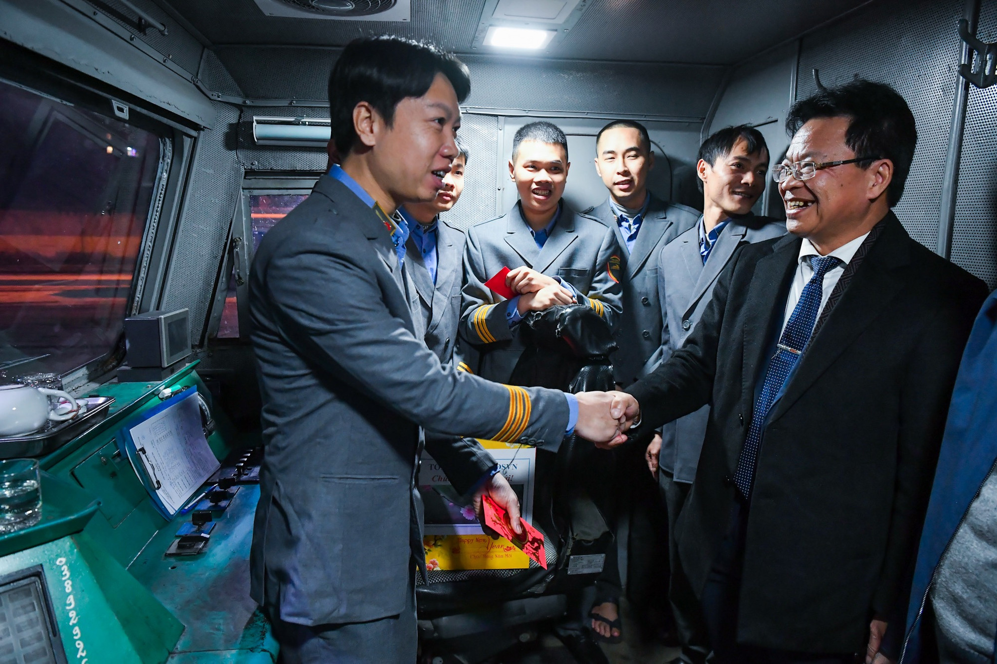 Ông Đặng Sỹ Mạnh, Chủ tịch Hội đồng thành viên Tổng Công ty Đường sắt Việt Nam chúc tết và mừng tuổi tổ tàu.