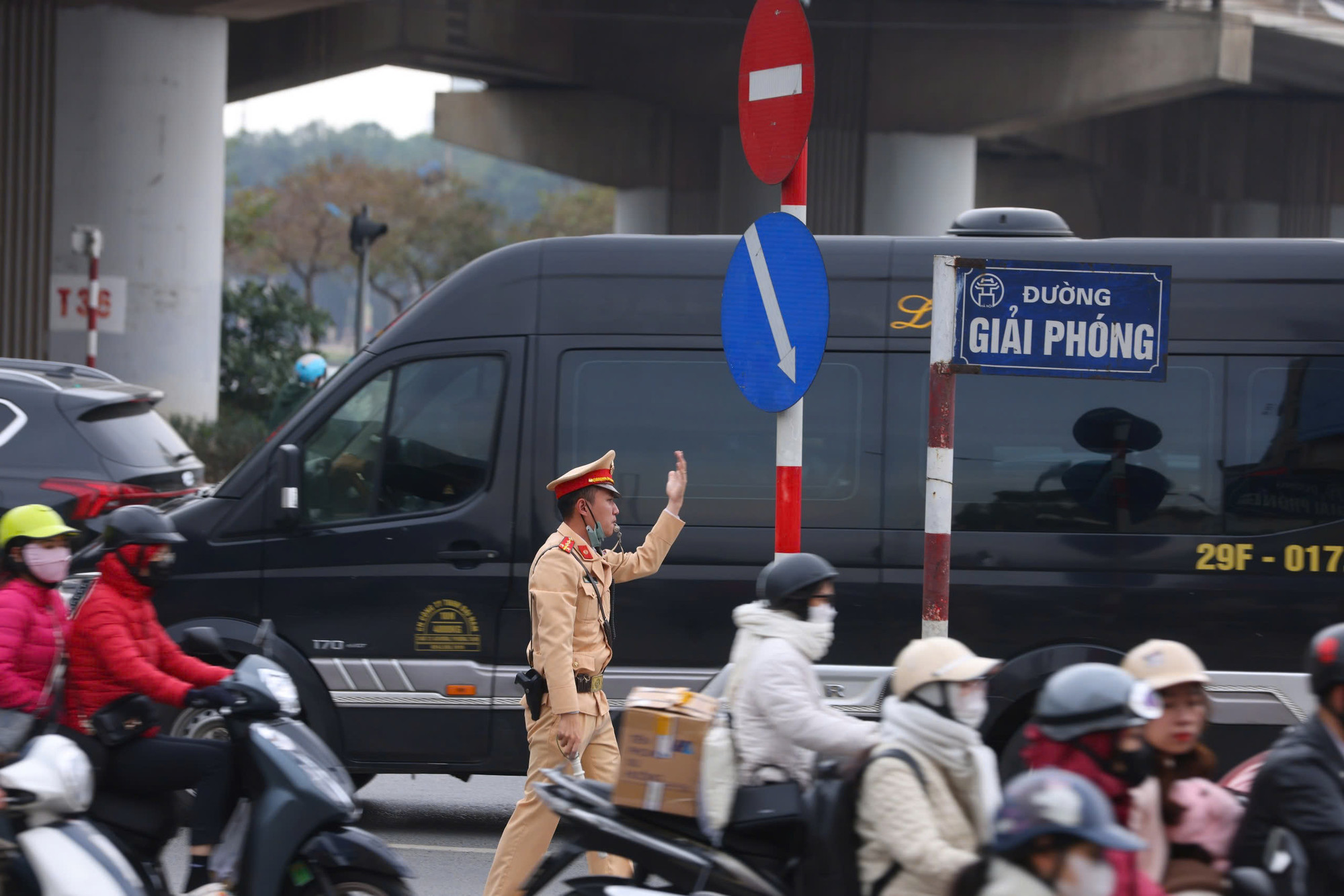 Tại khu vực đường Giải Phóng chiều hướng về nội đô, mật độ các phương tiện cũng tăng cao. Lực lượng Cảnh sát giao thông đã phải có mặt từ sớm để điều tiết giao thông.