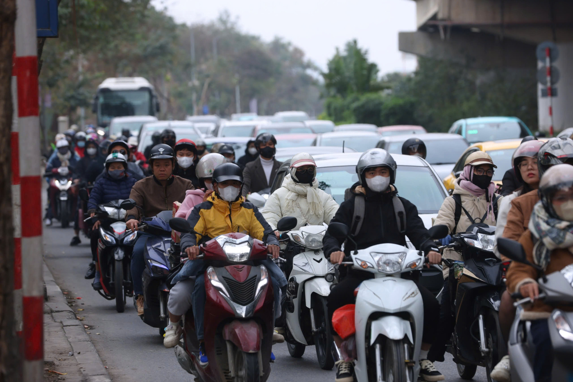 Phương tiện chen kín đường...