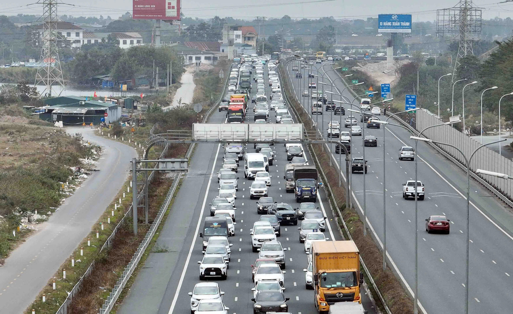 Nhiều phương tiện đi cả vào làn khẩn cấp.