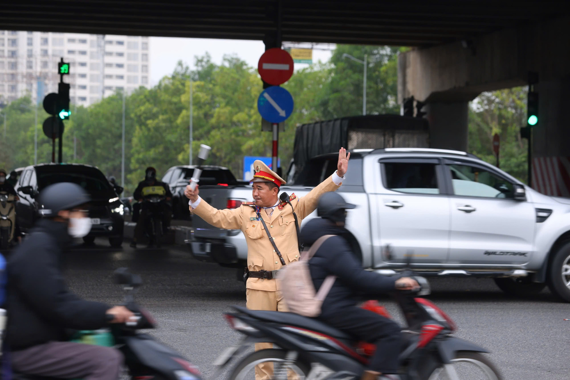 Cảnh sát giao thông điều tiết dòng phương tiện chiều 2/2.