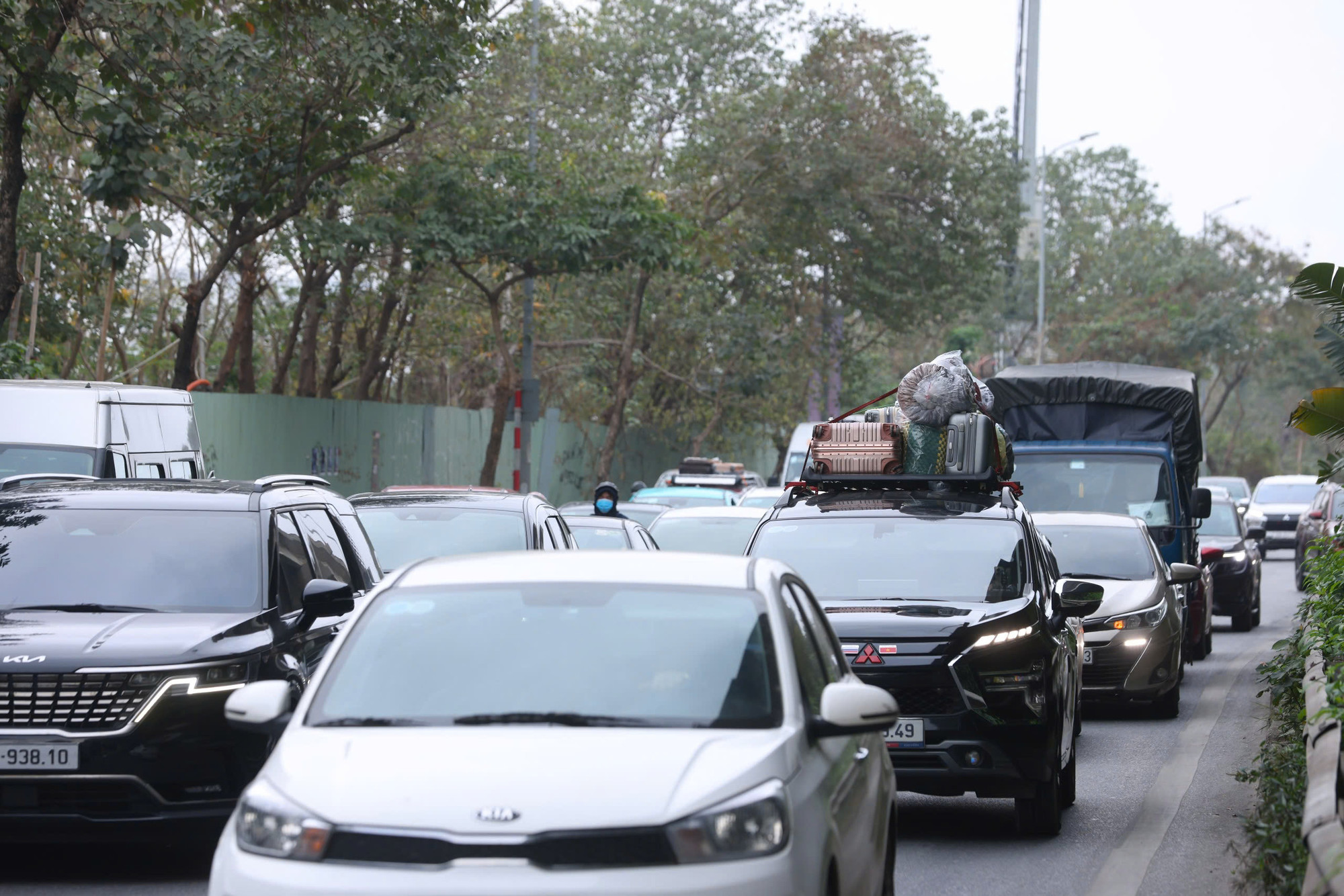 Lỉnh kỉnh đồ đạc trở về Hà Nội.