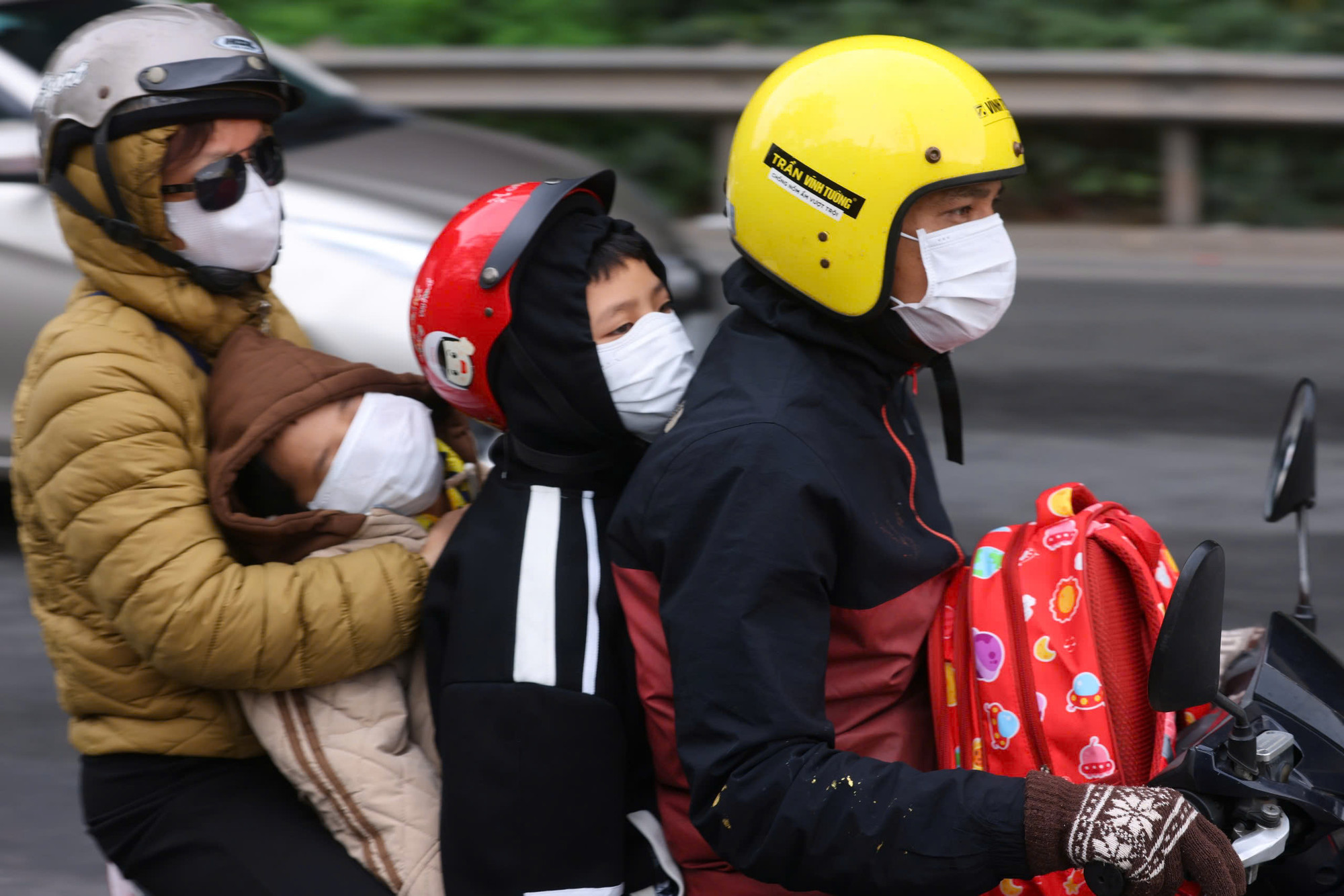Nhiều gia đình mệt mỏi sau hành trình trở lại Thủ đô sau kỳ nghỉ Tết,