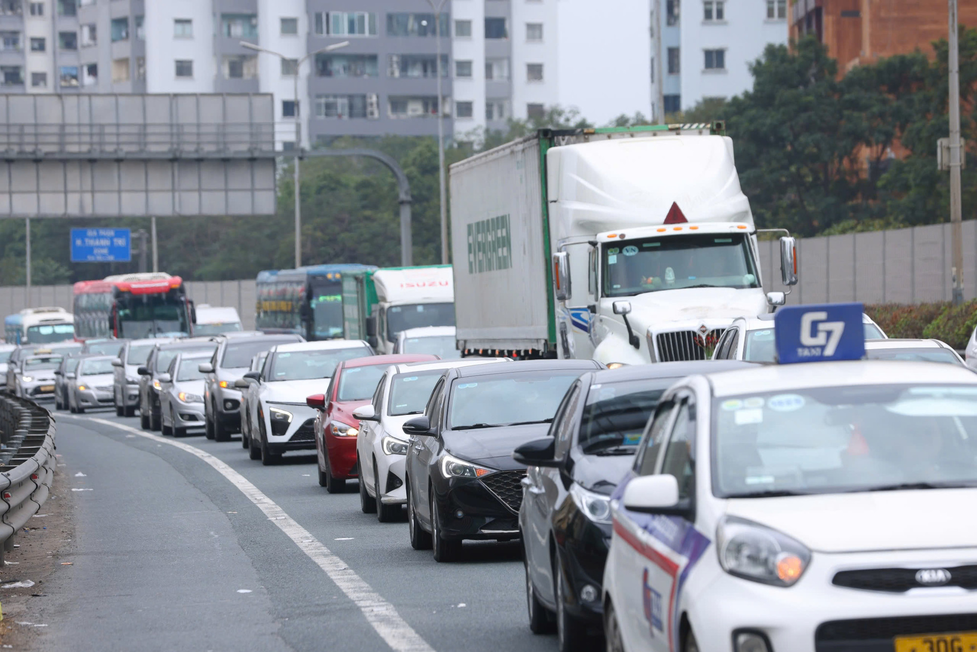 Dòng xe nối đuôi nhau kéo dài hàng trăm mét trên lối ra cao tốc Pháp Vân - Cầu Giẽ.