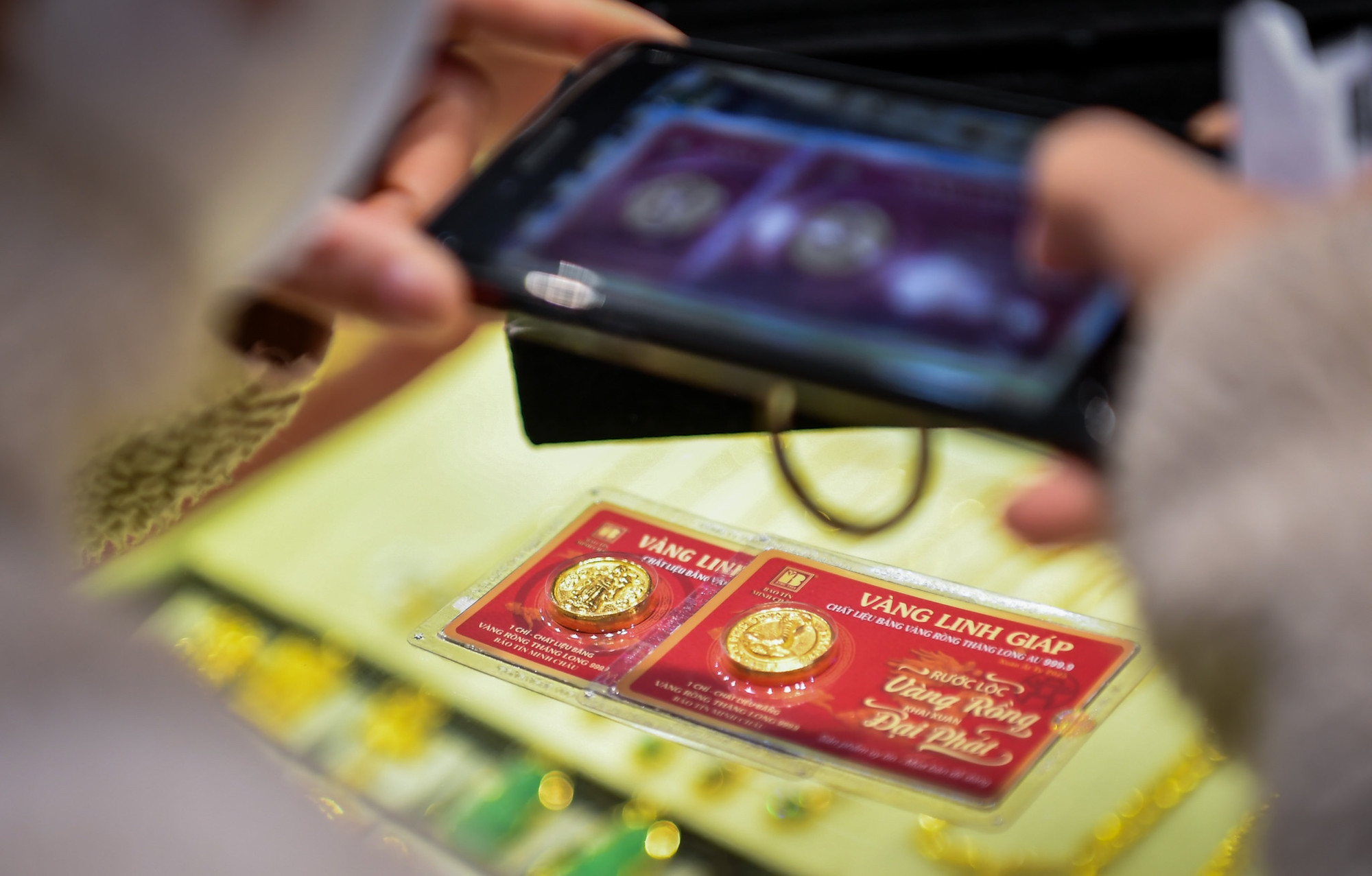 Một khách hàng đang chọn mua vàng đồng xu - sản phẩm chỉ có trong dịp vía thần Tài.