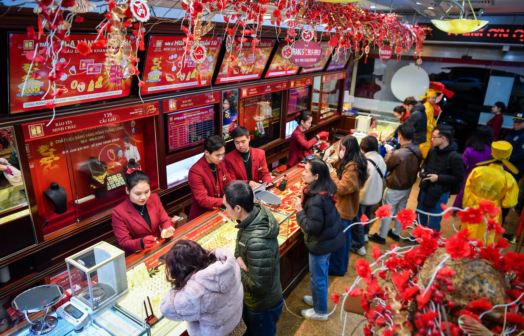 Những vị khách đầu tiên vào mua vàng trong ngày vía Thần Tài.