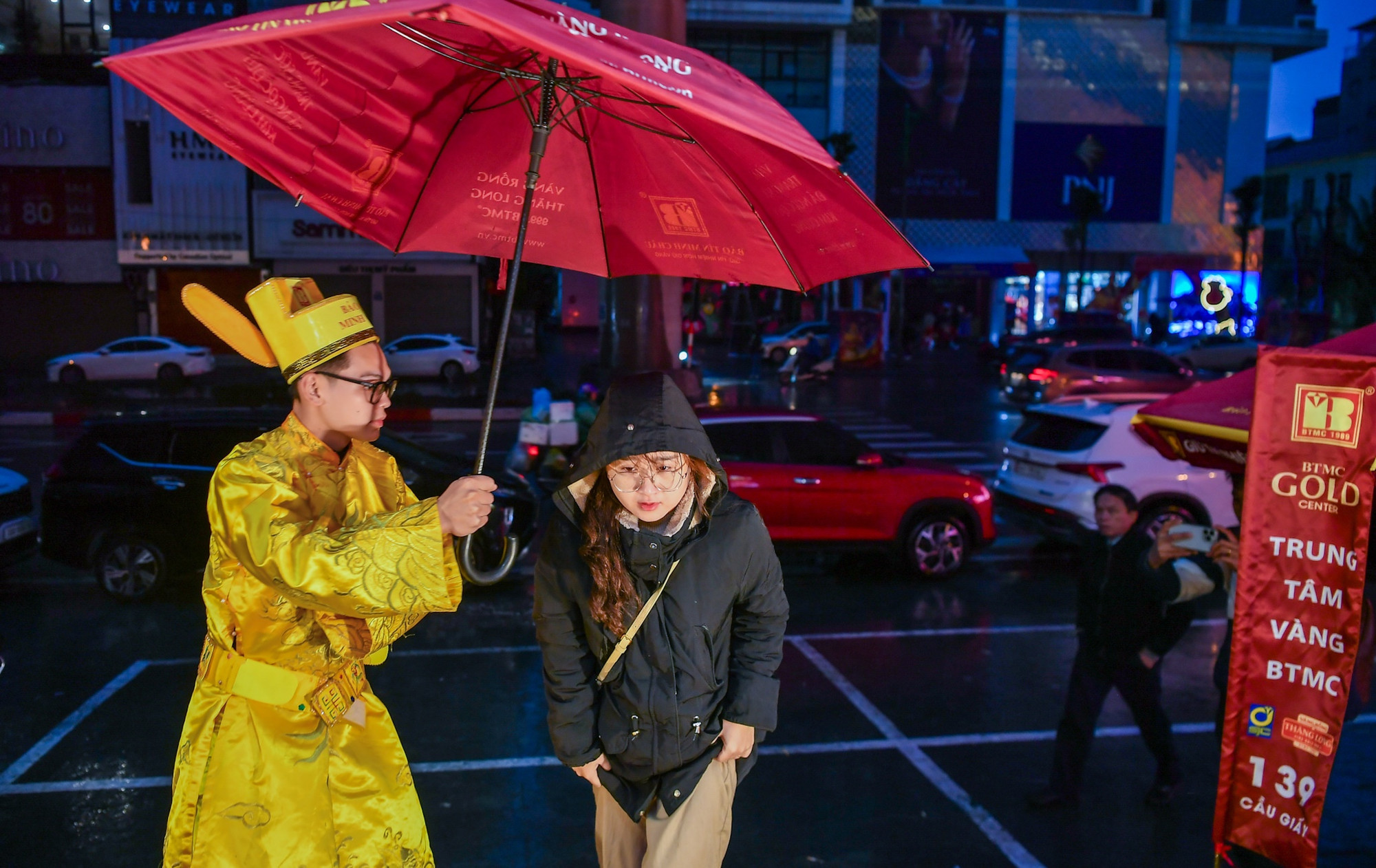 Năm nay, thời tiết mưa phùn và giá rét ở Hà Nội được cho là nguyên nhân khiến lượng người đi mua vàng khá thưa thớt. Vào thời điểm hơn 6 giờ sáng, tại điểm kinh doanh của Bảo Tín Minh Châu trên đường Cầu Giấy vẫn chưa quá... tất bật.