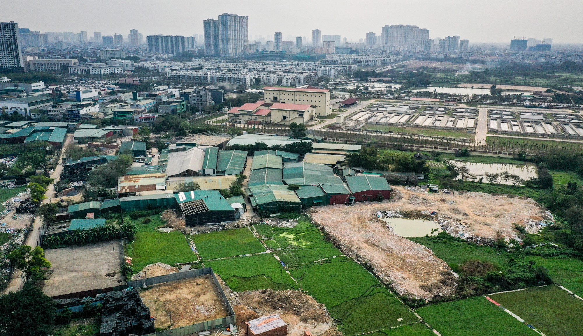 Theo ghi nhận của phóng viên Báo Nhân Dân, thời gian qua, nhiều khu vực đất nông nghiệp tại khu vực cánh đồng thôn Triều Khúc (xã Tân Triều, Thanh Trì, Hà Nội) đã xảy ra tình trạng san lấp, đổ phế thải tràn lan, gây ô nhiễm môi trường.