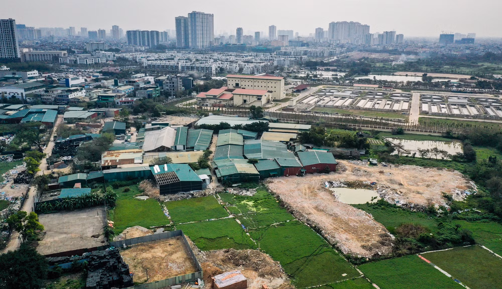 Theo ghi nhận của phóng viên Báo Nhân Dân, thời gian qua, nhiều khu vực đất nông nghiệp tại khu vực cánh đồng thôn Triều Khúc (xã Tân Triều, Thanh Trì, Hà Nội) đã xảy ra tình trạng san lấp, đổ phế thải tràn lan, gây ô nhiễm môi trường.