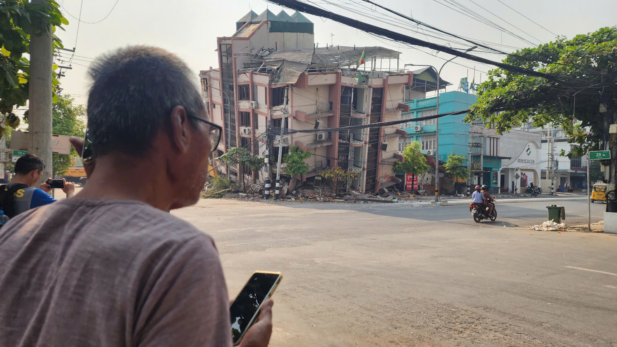 Trưa 2/4, phía trước tòa nhà vẫn có những người đến chờ lực lượng cứu hộ đưa thi thể con, em họ ra bên ngoài.