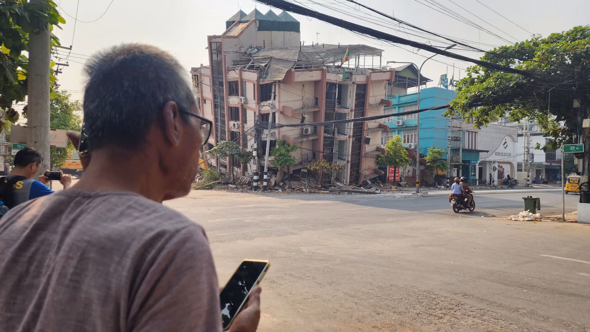 Trưa 2/4, phía trước tòa nhà vẫn có những người đến chờ lực lượng cứu hộ đưa thi thể con, em họ ra bên ngoài. Trưa 2/4, phía trước tòa nhà vẫn có những người đến chờ lực lượng cứu hộ đưa thi thể con, em họ ra bên ngoài.