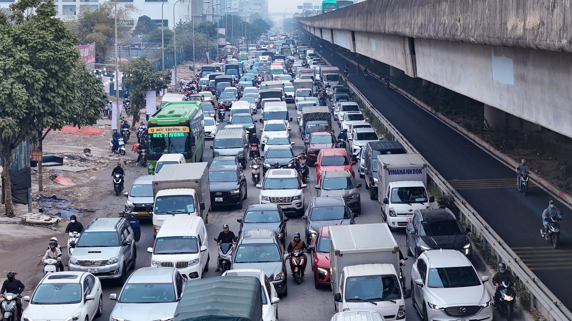 Cùng thời điểm, nhiều tuyến đường dẫn ra cửa ngõ Hà Nội cũng rơi vào cảnh ùn tắc kéo dài. Trong ảnh là đường Vành đai 3 hướng về phía Pháp Vân. Dòng người và xe xếp hàng dài nhiều cây số.