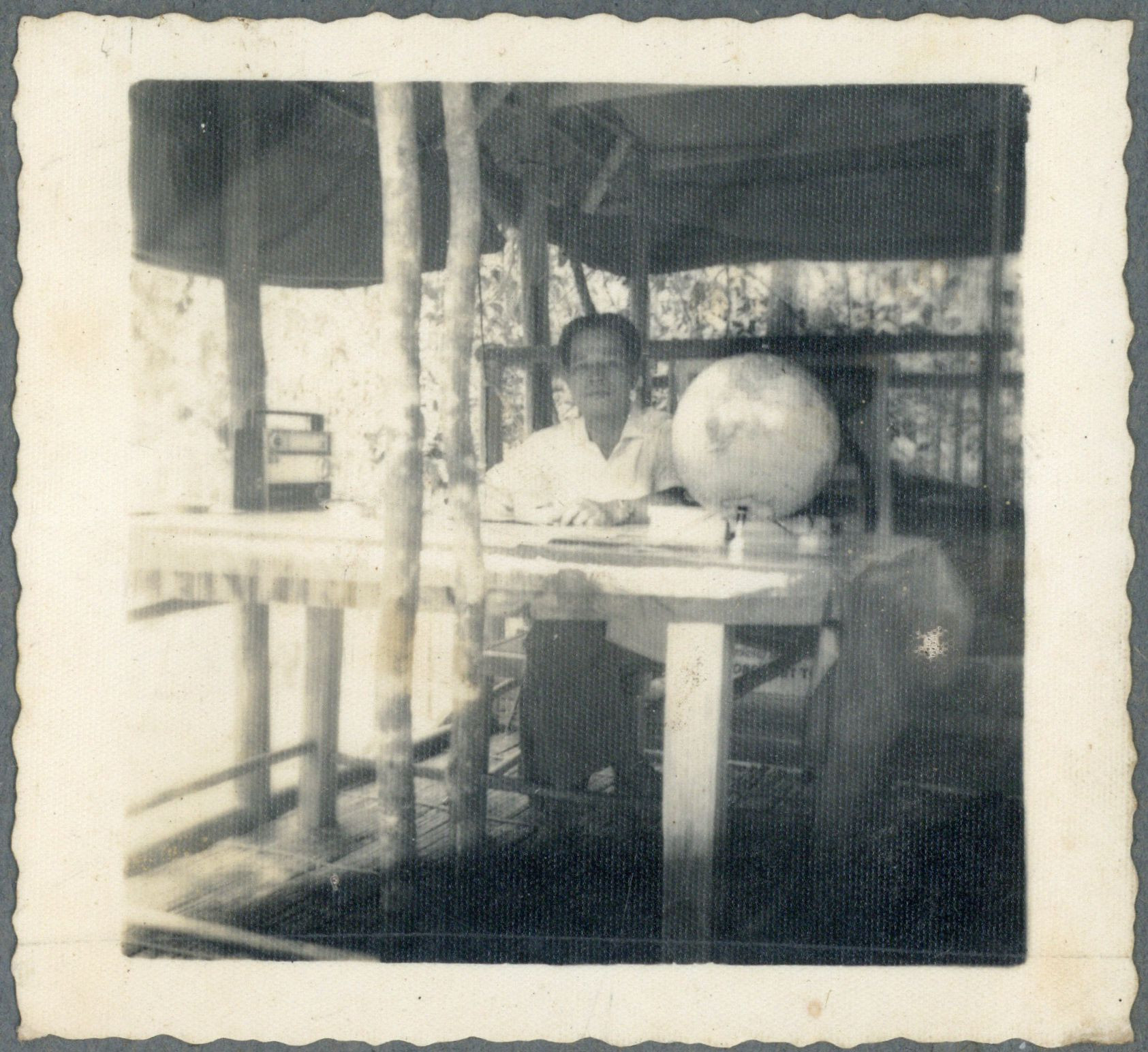 Đại tướng Nguyễn Chí Thanh làm việc tại căn cứ Trung ương Cục miền Nam, năm 1966.