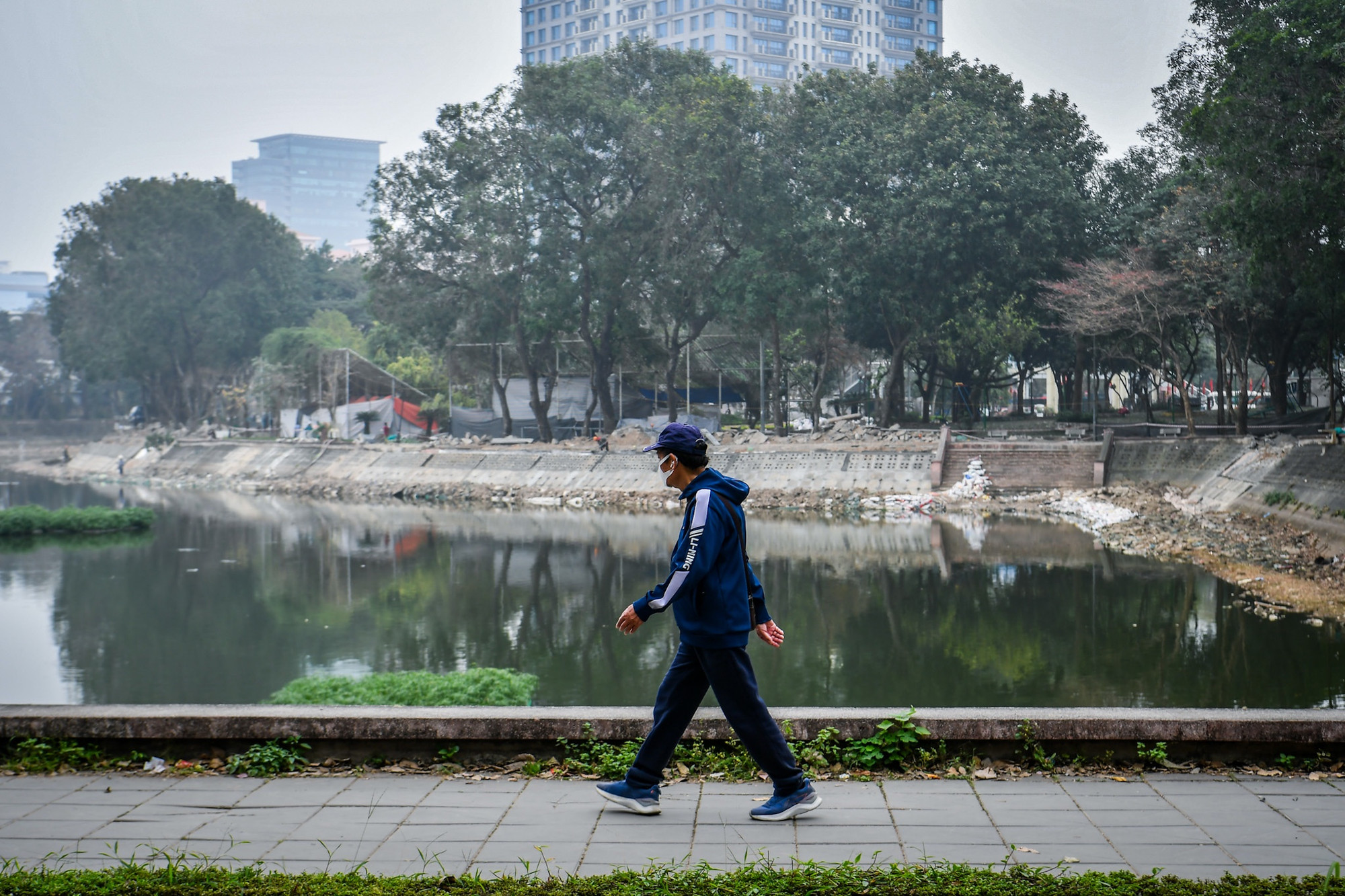 Một số người dân "vượt rào" vào bên trong để tập thể dục trưa 26/3.