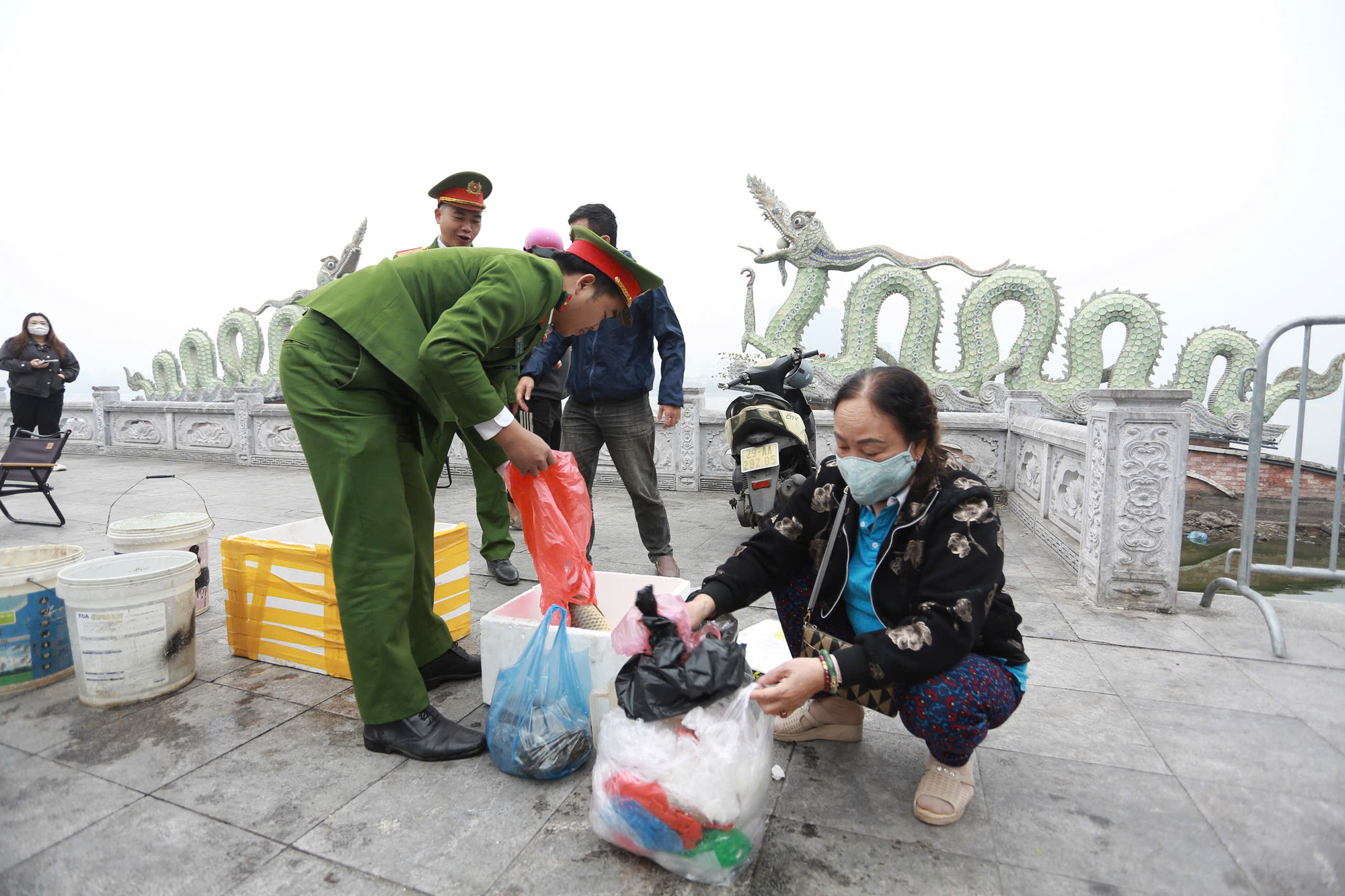 Trong khi đó, tại khu vực đầu đường Nhật Chiêu sát hồ Tây, lực lượng cảnh sát và chính quyền các phường chung quanh cũng tổ chức các điểm để hướng dẫn người dân thả cá chung các thùng xốp lớn sau đó thu gom mang ra sông Hồng thả nhằm hạn chế tình trạng cá chết.