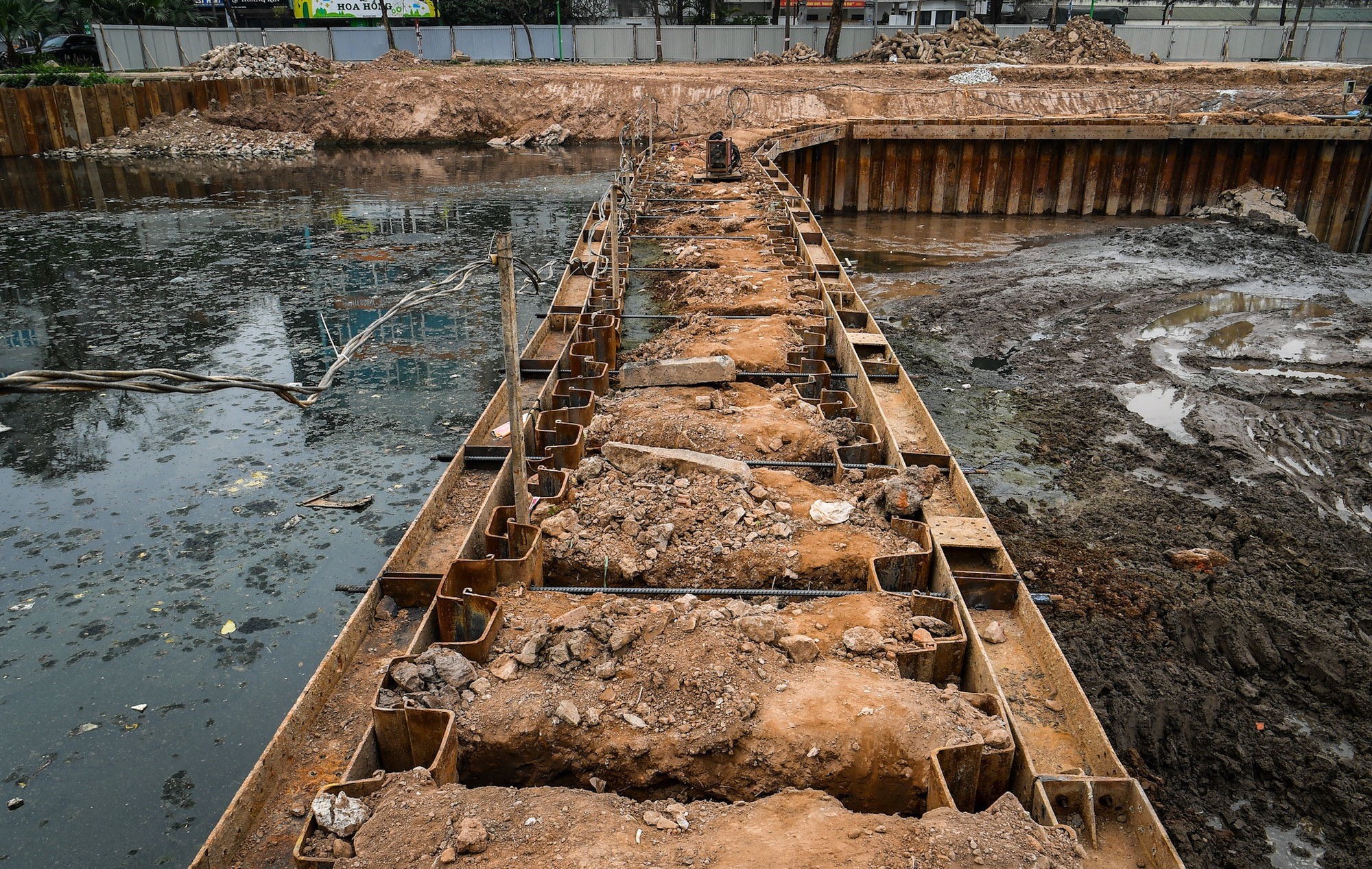 Bằng mắt thường có thể thấy độ cao chênh lệch giữa mặt nước sông Tô Lịch và phần hố móng đang thi công bên trong.