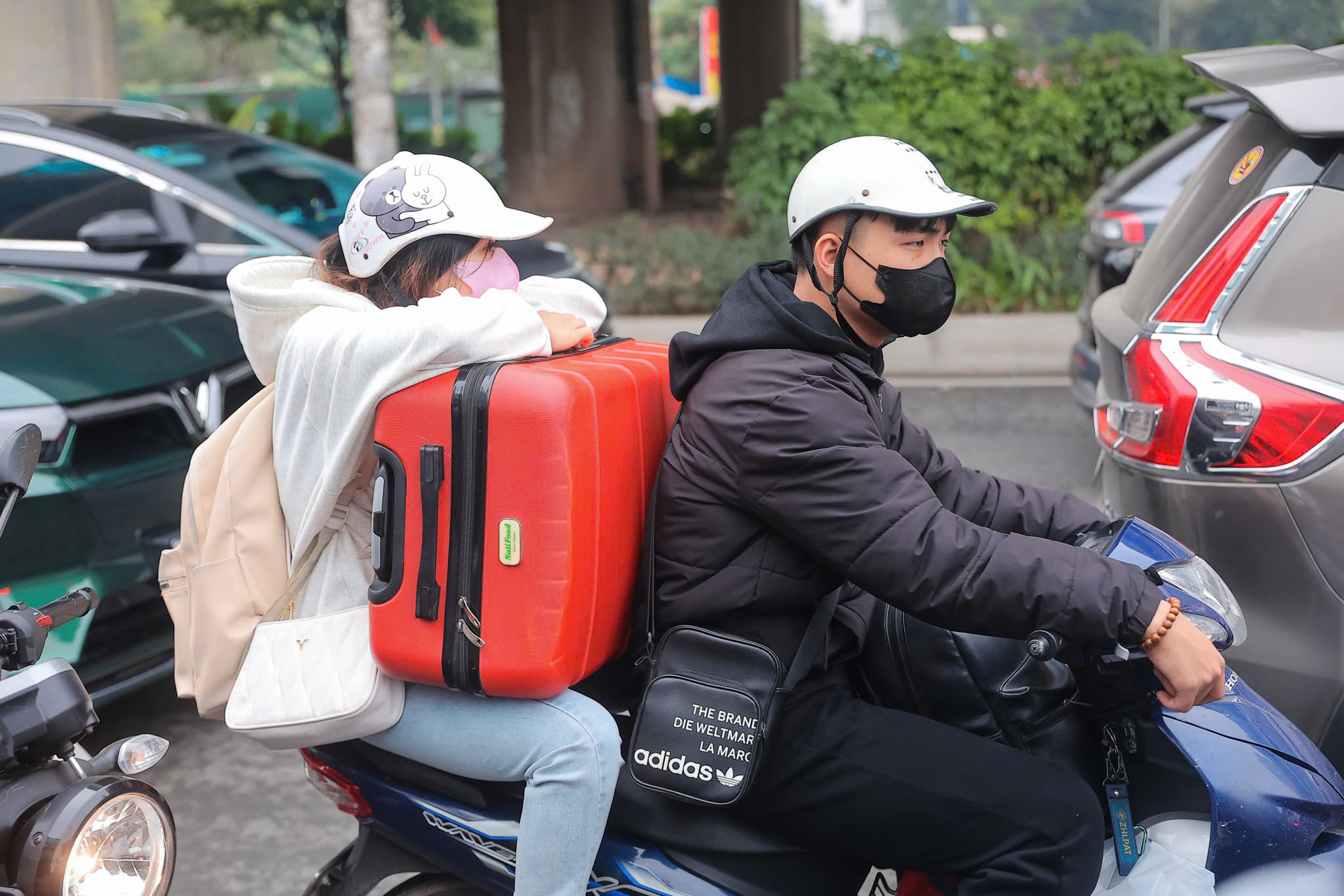 Nhiều người chọn đi xe máy về quê.