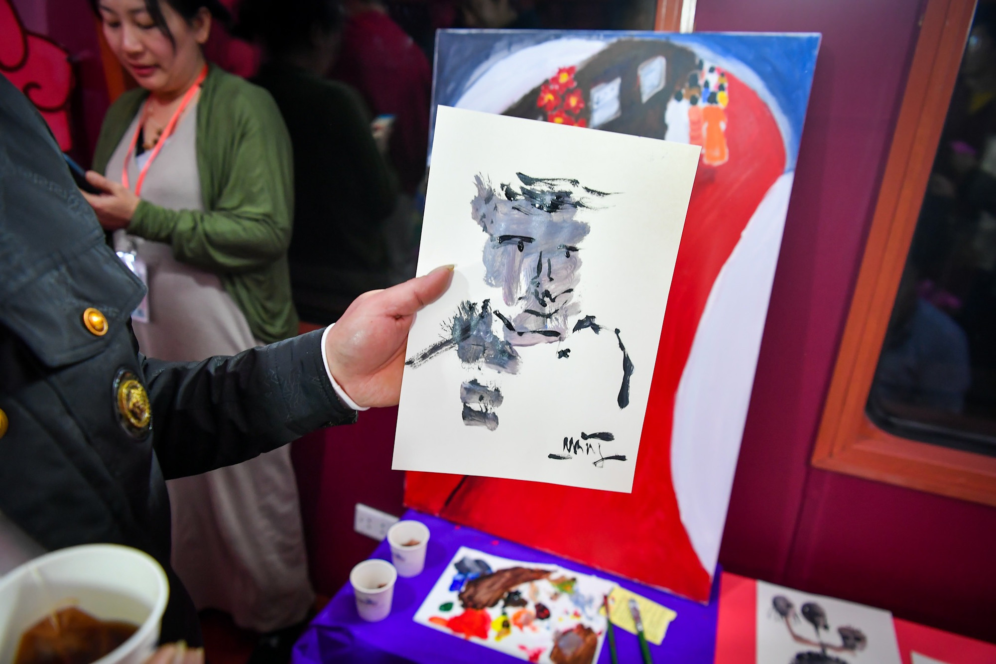 Những bức tranh độc đáo dành tặng khách hàng trên chuyến tàu xuân.