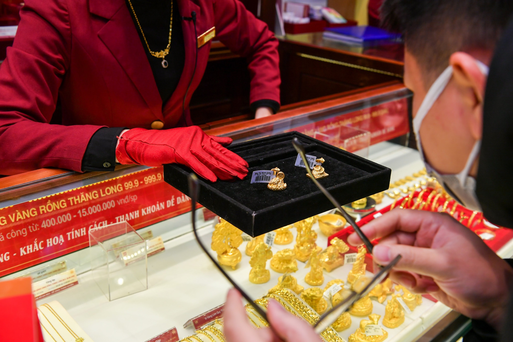 Một vị khách tìm hiểu về mẫu Kim xà chiêu tài.