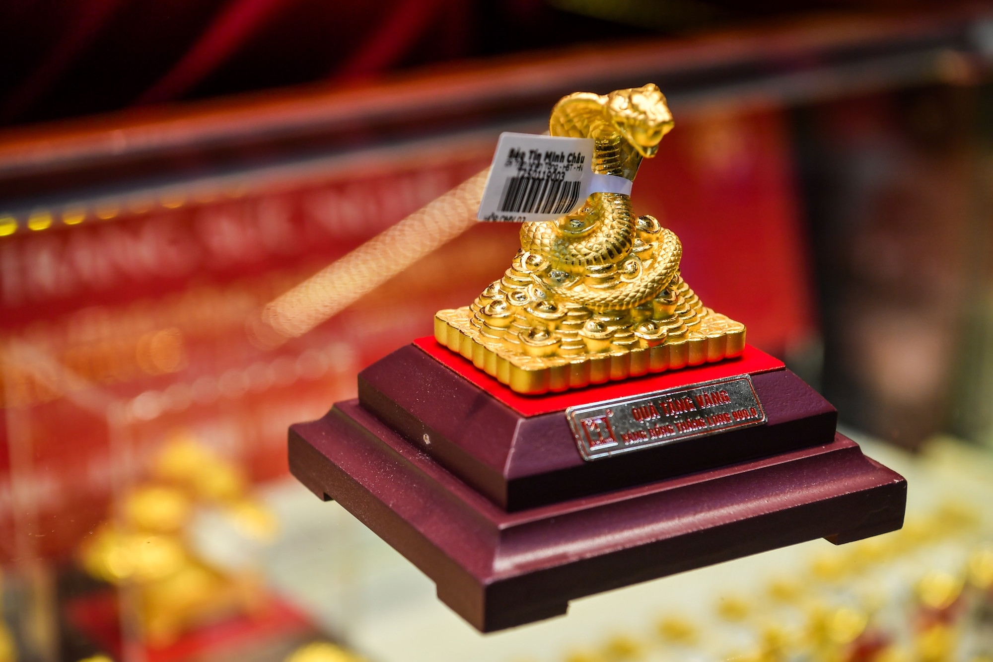 Bên cạnh đó, còn các sản phẩm tượng vàng phúc lộc thọ, đĩnh tài lộc, trang sức kim tiền...chất liệu vàng rồng Thăng Long 99.9, 999.9 (vàng 24K) độc đáo, đa dạng mẫu mã...