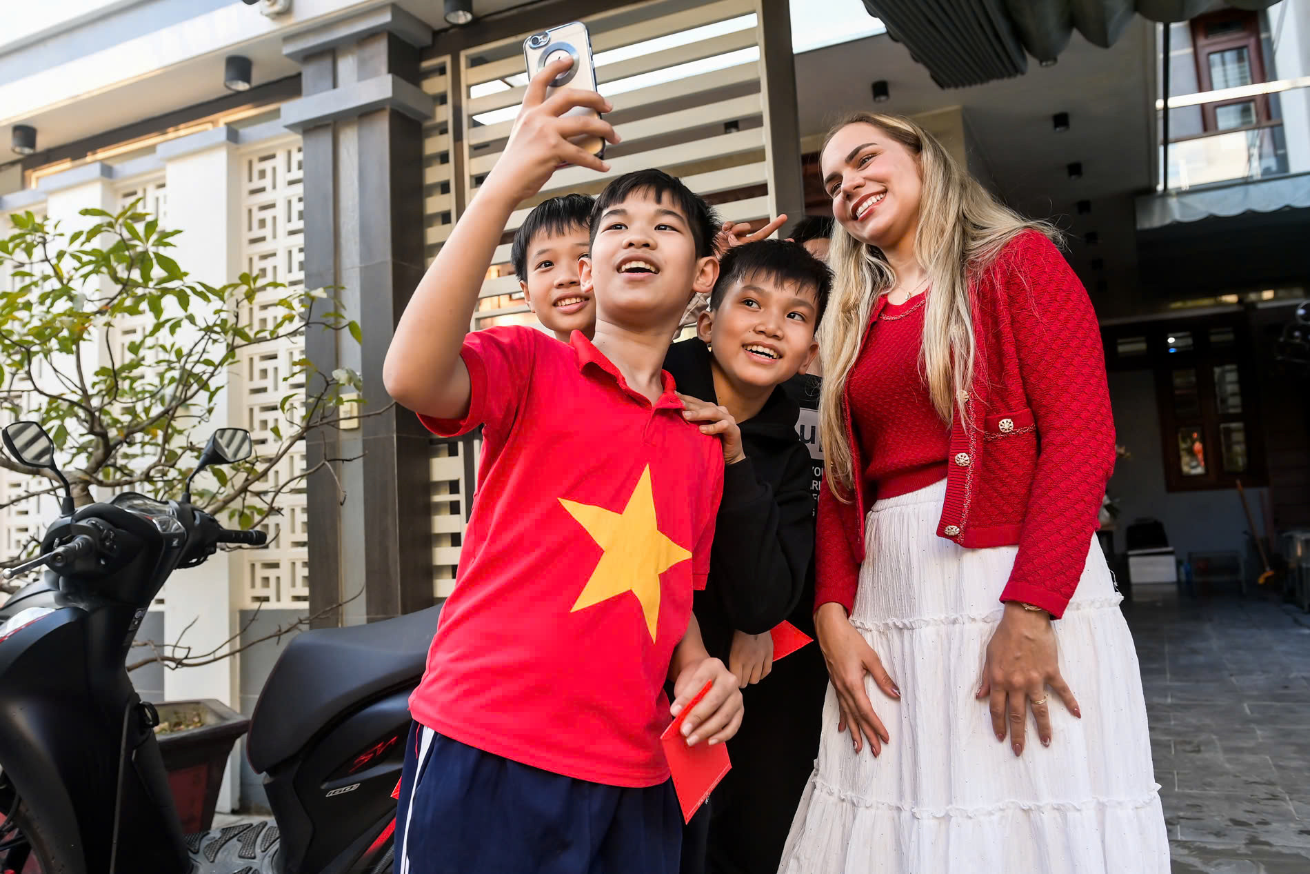 Marcele chụp ảnh cùng người hâm mộ tại Nam Định.