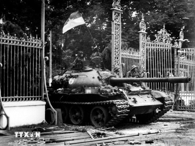 Bức ảnh lịch sử do nhà báo Trần Mai Hưởng chụp trưa 30/4/1975.