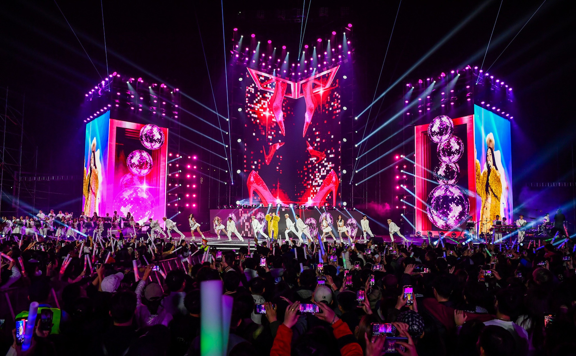 Khán giả bùng nổ với màn biểu diễn của nữ nghệ sĩ.