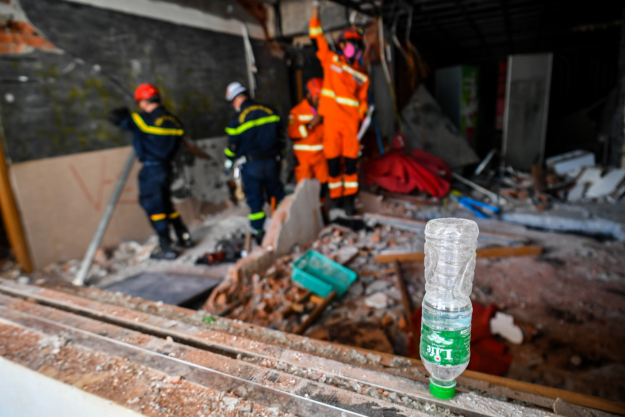 Đặc biệt, trong suốt quá trình làm việc, các cán bộ, chiến sĩ Đoàn Bộ Công an Việt Nam luôn để một chai nước úp ngược phía trước cửa. Đây là một kinh nghiệm được đúc kết từ thực tiễn của chiến sĩ cứu nạn Việt Nam. Hiện trường đổ sập nhà cao tầng thường có diện tích rất rộng, các thiết bị kiểm tra rung chấn hiện đại mà đoàn mang theo còn hạn chế về số lượng. Những chai nước lật ngược này vừa sẵn có, vừa thiết lập nhanh do đó phát huy tốt việc cảnh báo rung chấn thông qua quan sát dao động của mặt nước trong chai.