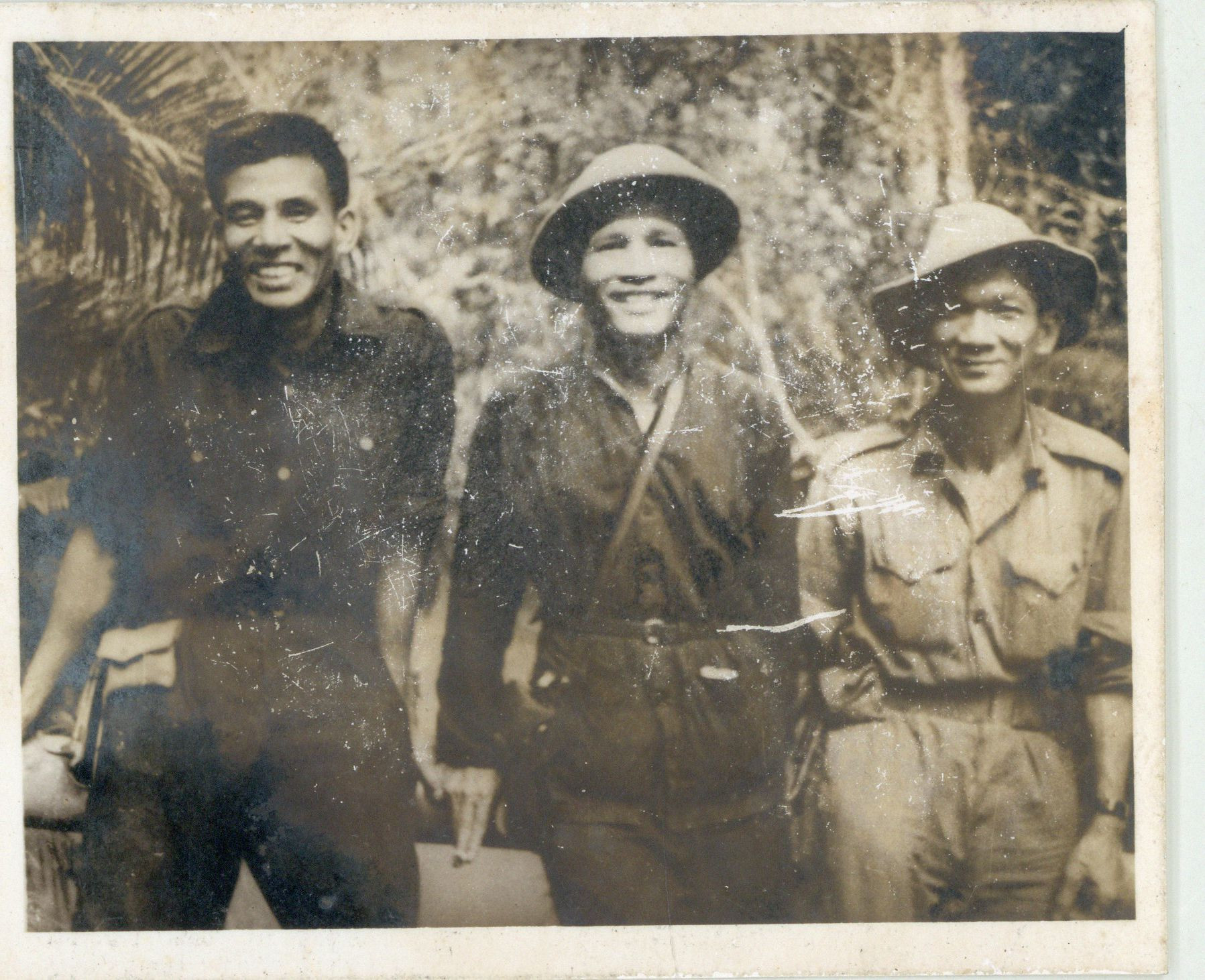 Đại tướng Nguyễn Chí Thanh cùng chiến sĩ Quân giải phóng tại Căn cứ Trung ương Cục miền Nam.