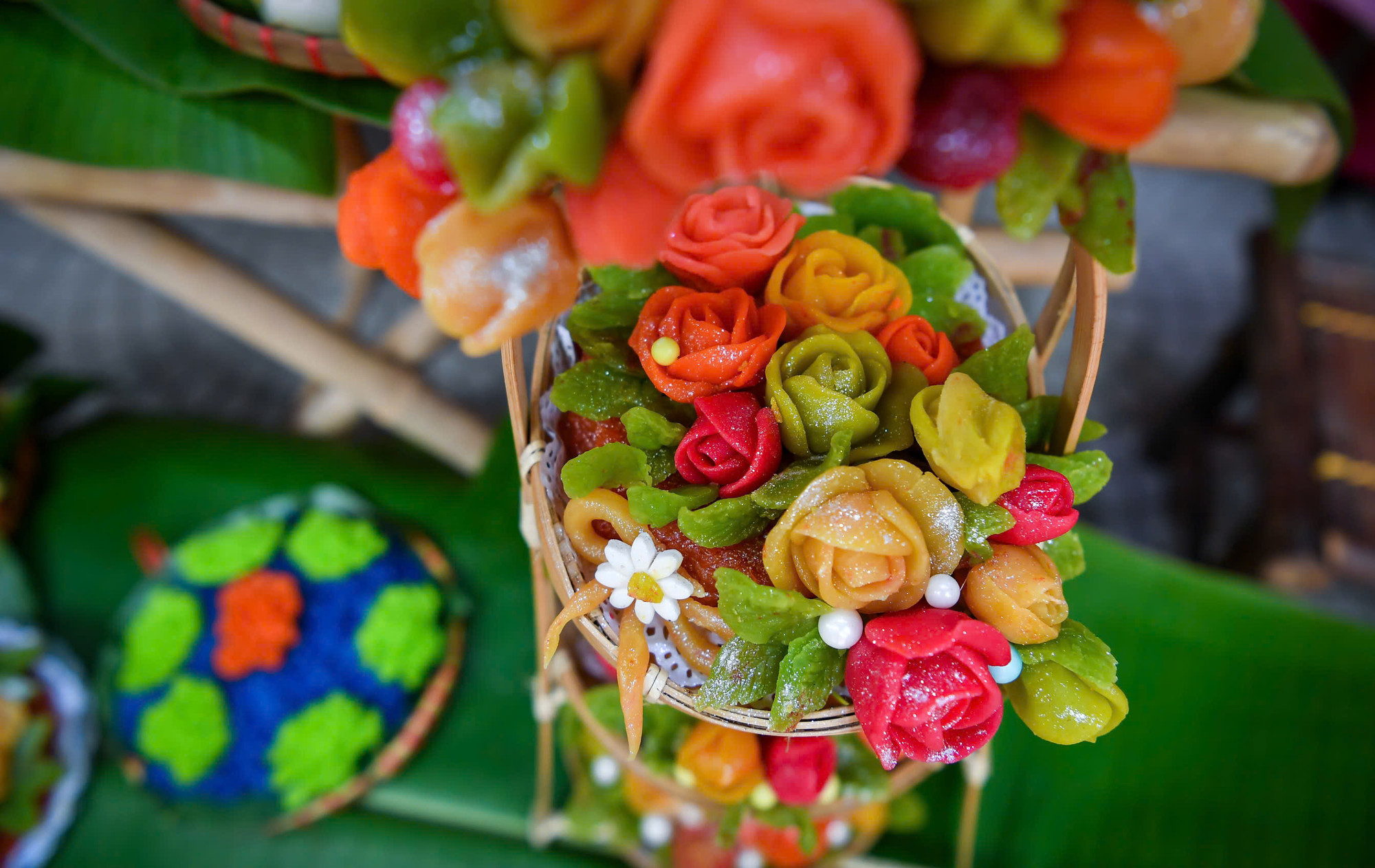 Nhìn bên ngoài, không ai nghĩ đây là 1 giỏ hoa được tạo tác từ xôi và đỗ.