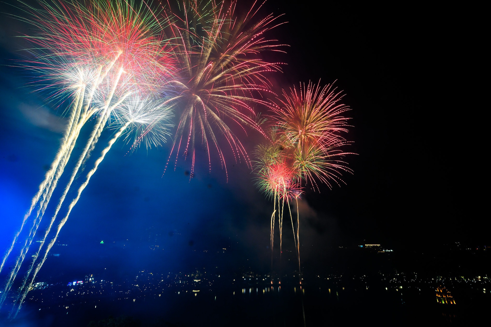 Rực rỡ pháo hoa ngày đầu năm 2025.