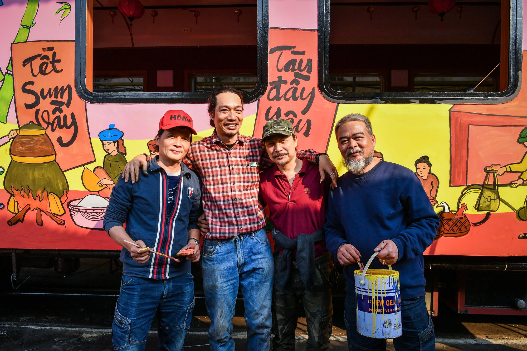 Nhóm các họa sĩ "vẽ mùa xuân" trên đoàn tàu chạy Tết...