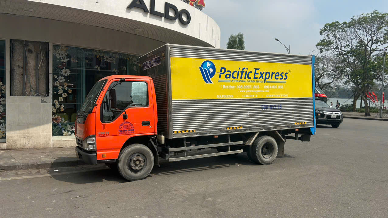 Một chiếc xe đợi vận chuyển đồ khỏi tòa nhà đỗ trước cửa Hàm cá mập.