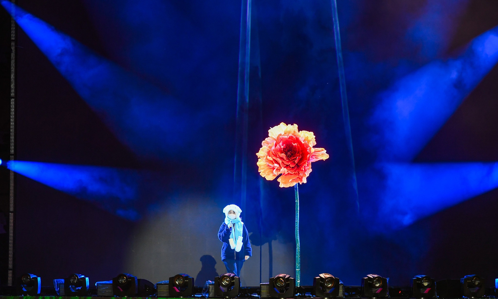 Sân khấu của Hòa nhạc Ánh sáng - Chào năm mới 2025 gây ấn tượng mạnh với người xem bởi hiệu ứng ánh sáng và visual độc đáo, sáng tạo.