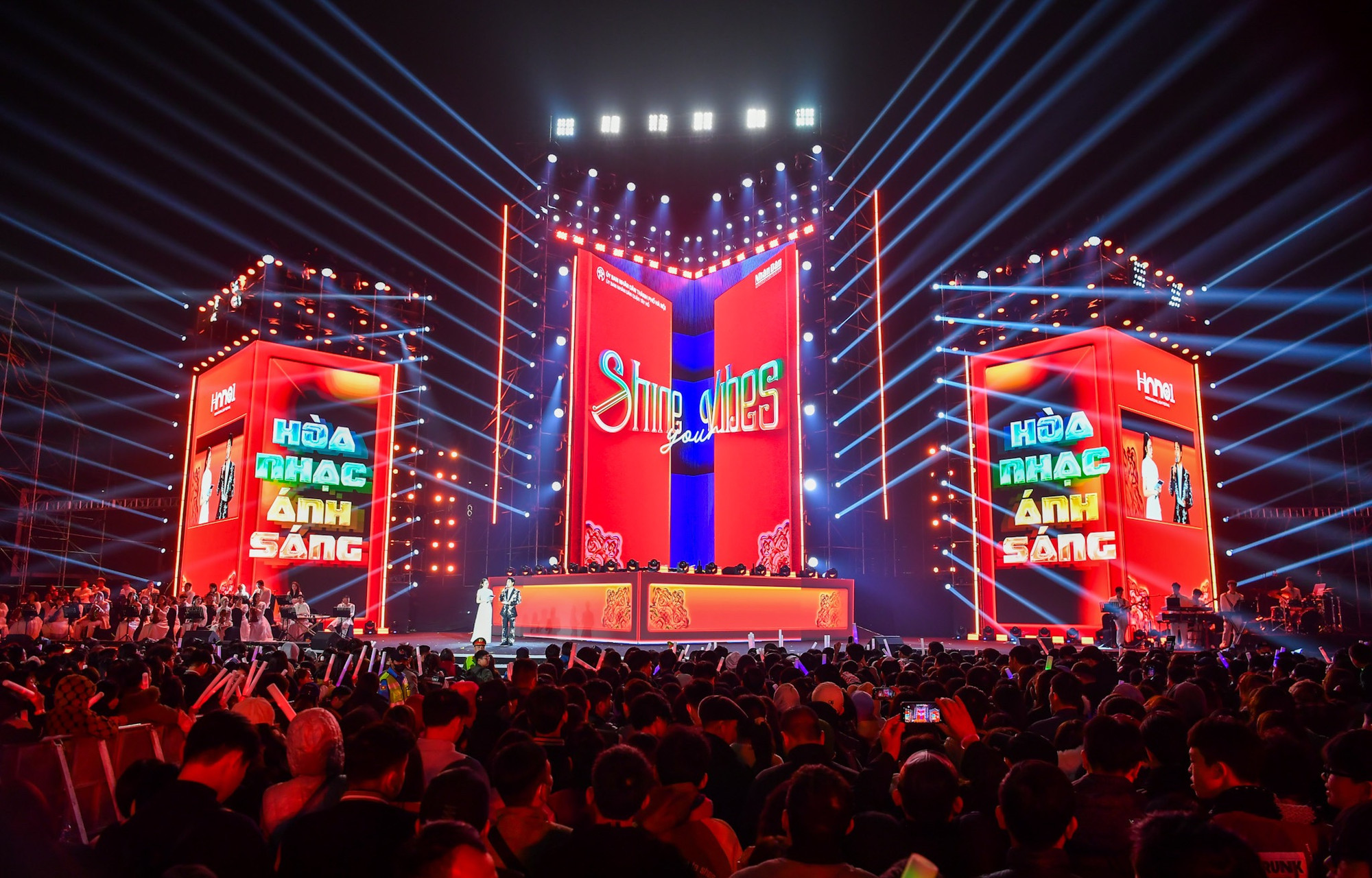 Đúng 20 giờ tối 18/1, chương trình Hòa nhạc Ánh sáng - Chào năm mới 2025 do Báo Nhân Dân phối hợp cùng Ủy ban nhân dân thành phố Hà Nội tổ chức đã diễn ra.