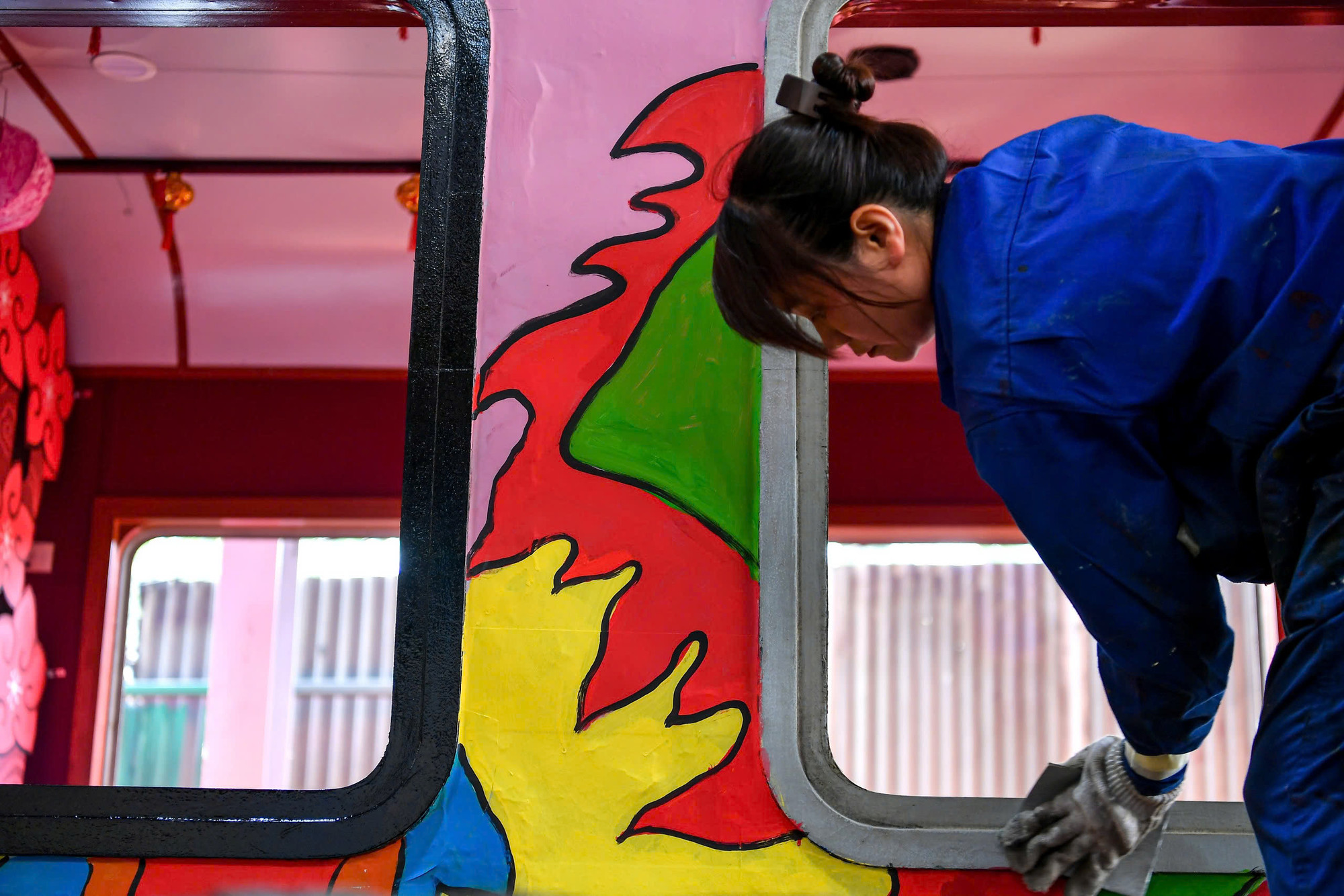 Các công nhân của Xí nghiệp toa xe Hà Nội cũng đang khẩn trương hoàn thiện 2 toa tàu Tết.