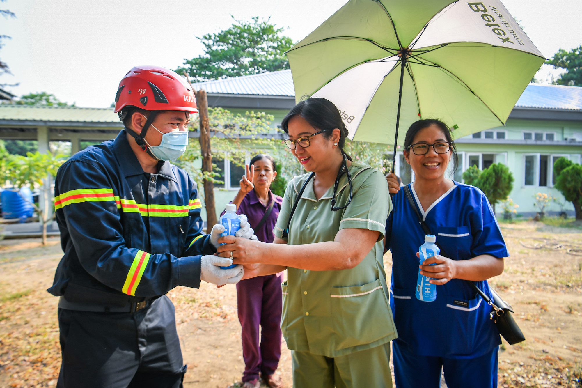 Người dân Myanmar mang nước tới cho các cán bộ, chiến sĩ Việt Nam.