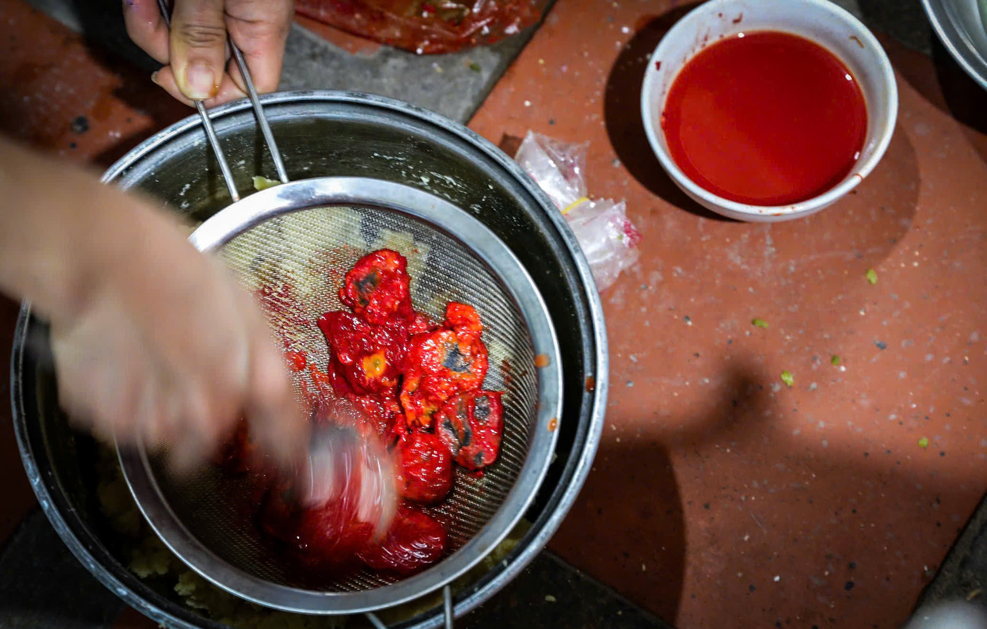 Màu đỏ của xôi được tạo thành từ những quả gấc chín...