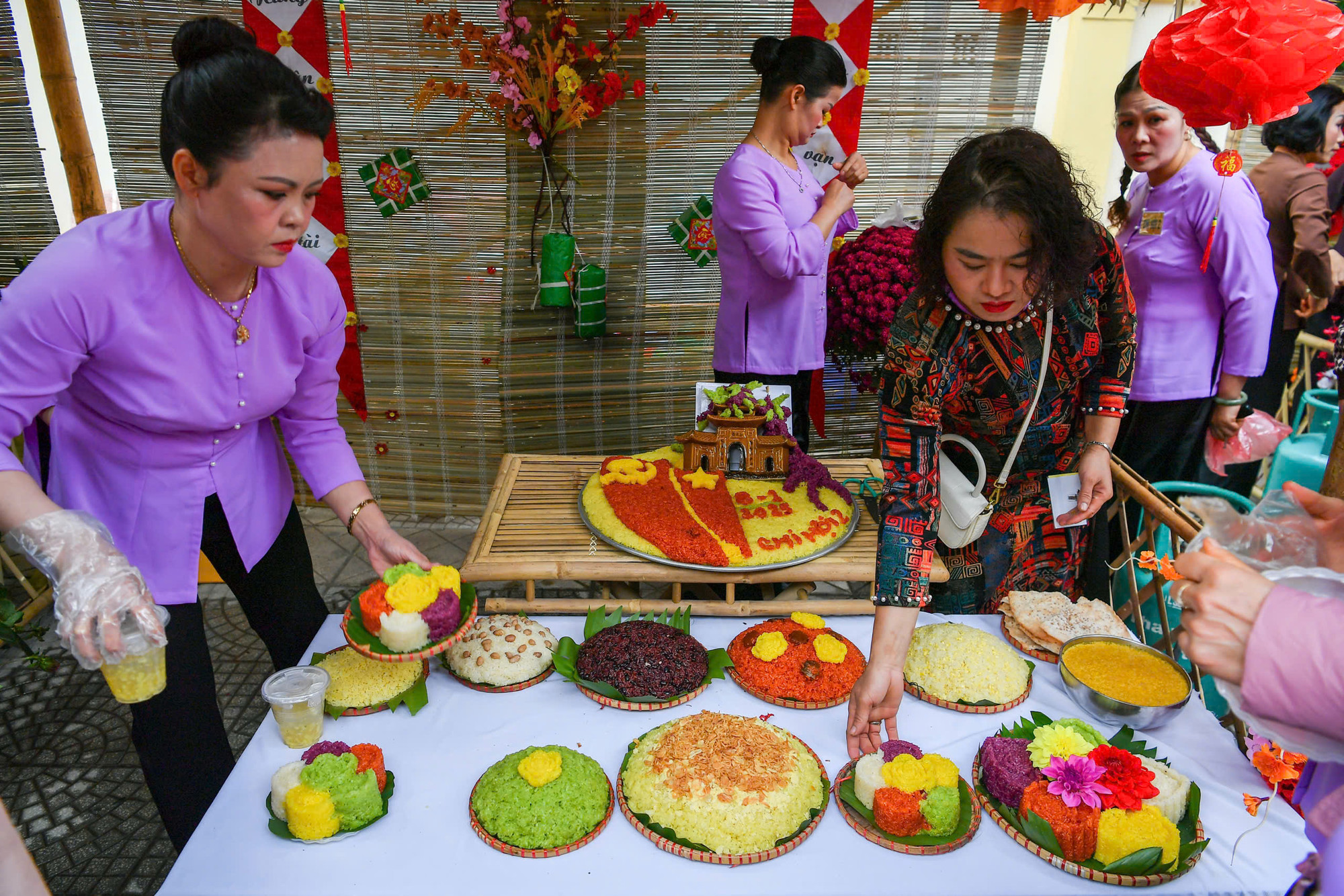 Tới đầu giờ chiều, những mâm xôi nhiều màu sắc đã được bày biện ra, sẵn sàng cho giờ vào hội.