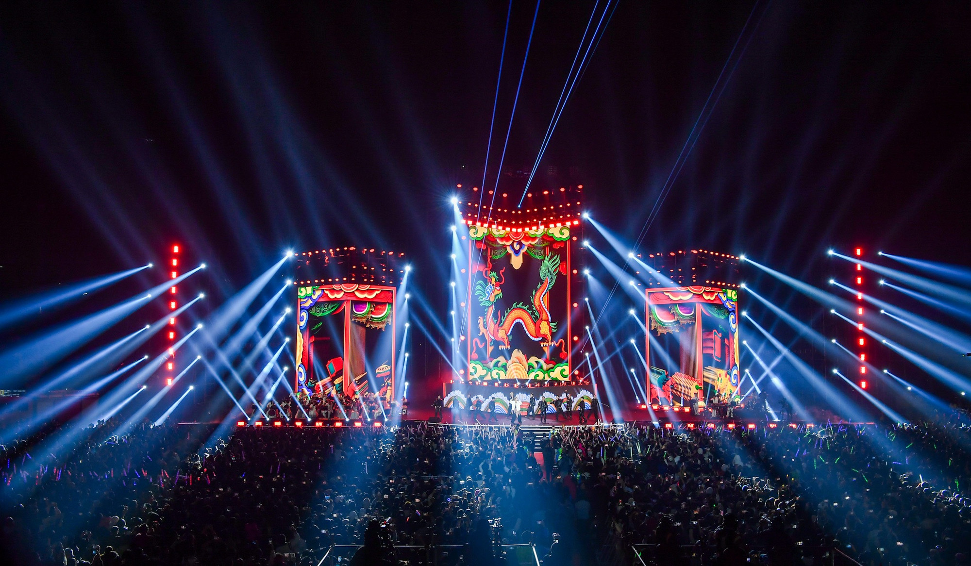 Hàng vạn khán giả Thủ đô đã có một đêm rực cháy hết mình với Âm nhạc-Ánh sáng-Công nghệ và Di sản.