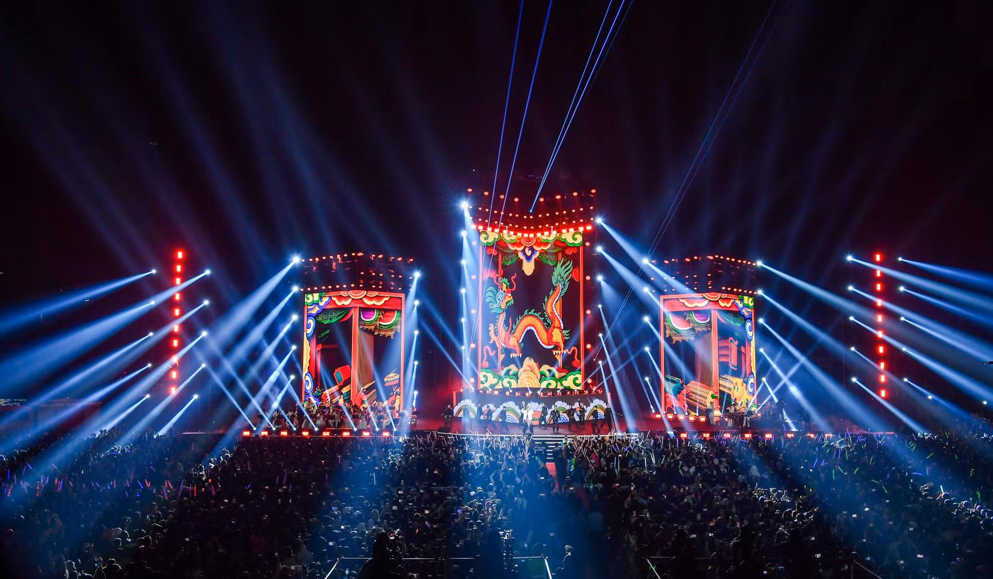 Hàng vạn khán giả Thủ đô đã có một đêm rực cháy hết mình với Âm nhạc-Ánh sáng-Công nghệ và Di sản. Hàng vạn khán giả Thủ đô đã có một đêm rực cháy hết mình với Âm nhạc-Ánh sáng-Công nghệ và Di sản.