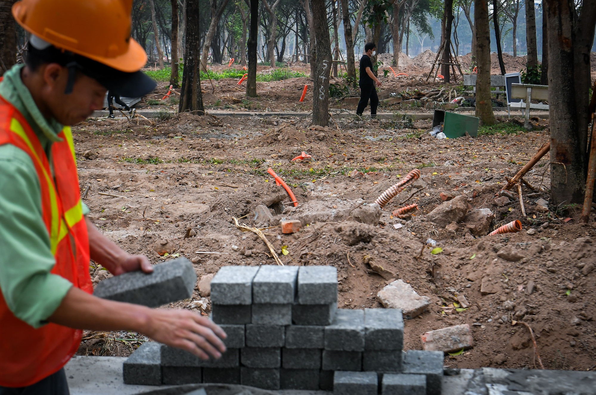Tại công viên Cầu Giấy, các công nhân xây dựng cũng đang xây dựng lại hàng rào mới thấp hơn...