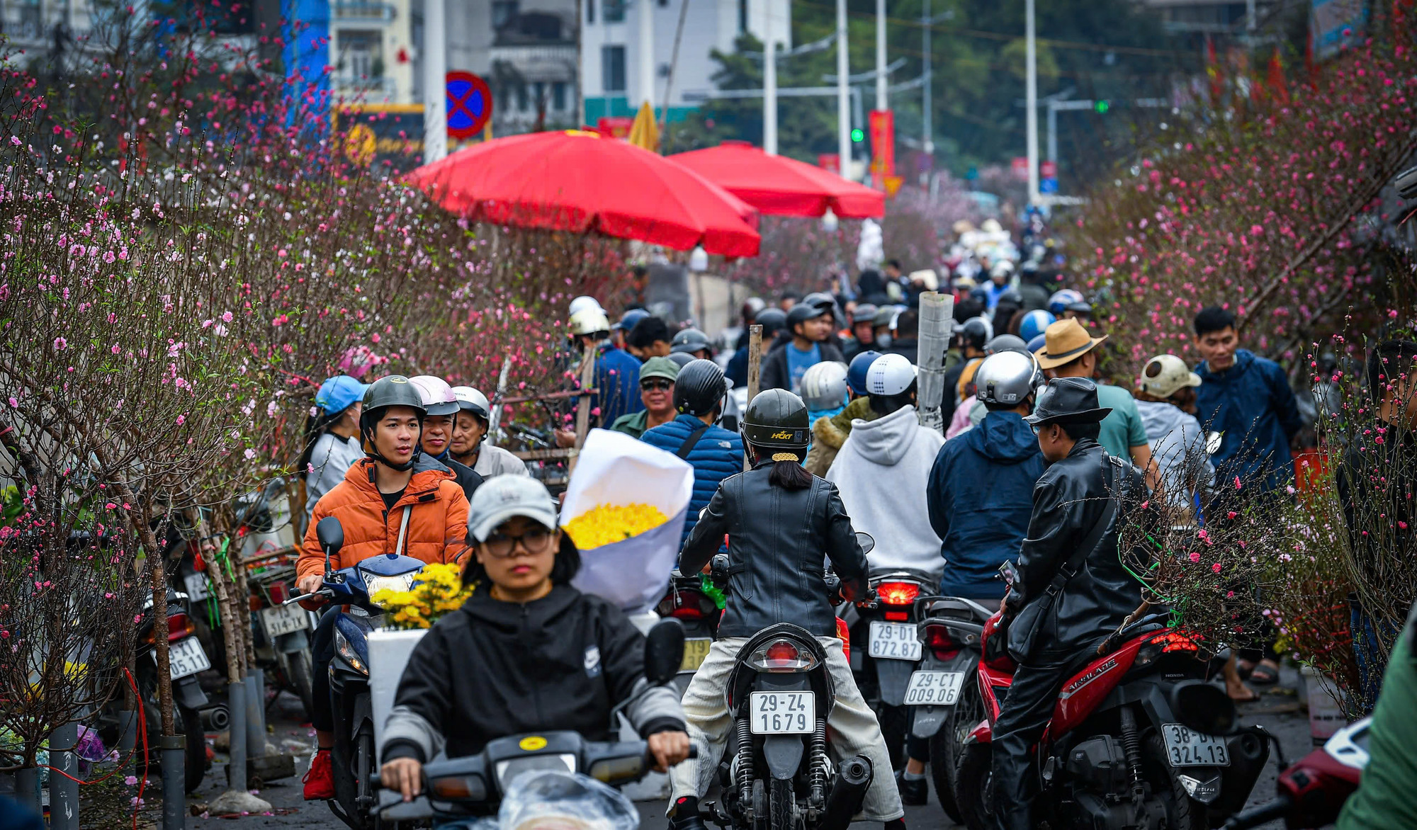 Càng về gần chiều, lượng người tới càng đông hơn. Không khí của khu chợ cũng trở nên càng hối hả...