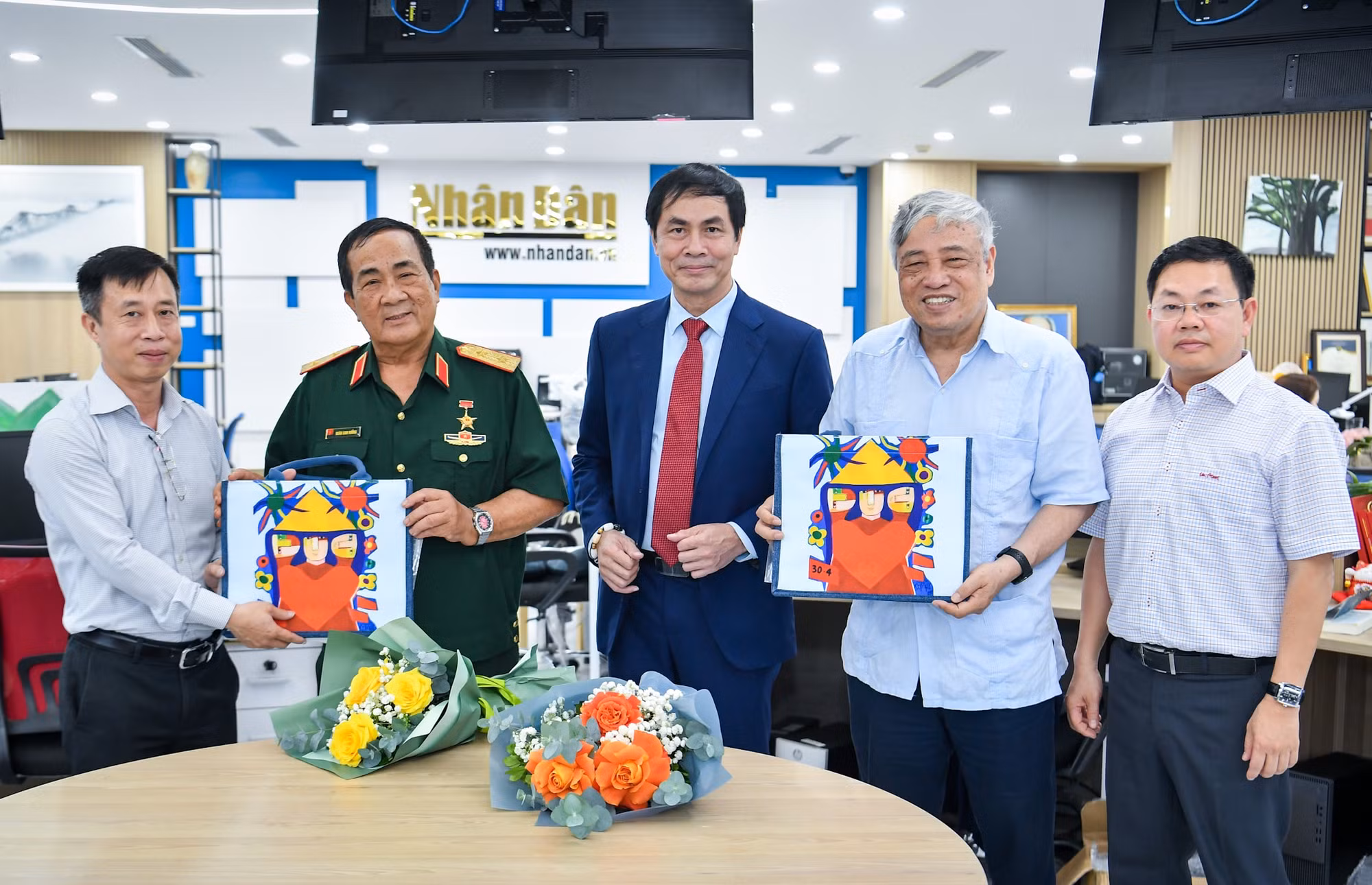 Các khách mời chụp ảnh lưu niệm tại Báo Nhân Dân.